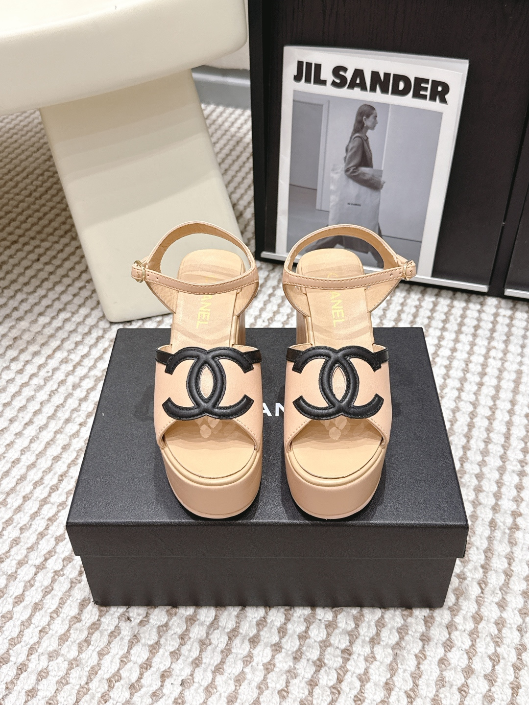 NO:788977,Purchasing agent Chanel Chanel 26s new summer style Double C thick-soled platform sandals Chanel Chanel's thick-soled platform sandals, light blue with the classic Double C Logo, are highly recognizable. The thick-soled design elongates the leg lines and is comfortable to wear, suitable for long walks. The upper is made of smooth PU or leather, easy to clean, and the platform structure makes the whole body more stable. They are great with skirts or casual pants in summer, suitable for sisters who pursue fashion and comfort!  Size 35-39 (40.41.42 custom-made, non-returnable), high heels and sandals, chanel, chanel, sandals, high heels, skirts19860909代购级 Chanel香奈儿 26s夏季新款 双C 厚底 水台凉鞋 Chanel香奈儿这款厚底水台凉鞋,浅蓝色搭配经典双C Logo,辨识度超高 厚底设计拉长腿部线条,穿着舒适,适合长时间行走.鞋面为光滑PU或皮革,易清洁,水台结构让整体更稳固,夏天搭裙装或休闲裤都很出彩适合追求时尚和舒适的姐妹们！ Size 35-39（40.41.42定做不退换）,高跟鞋凉鞋,chanel,chanel,sandals,high heels,skirts,Women's Shoes