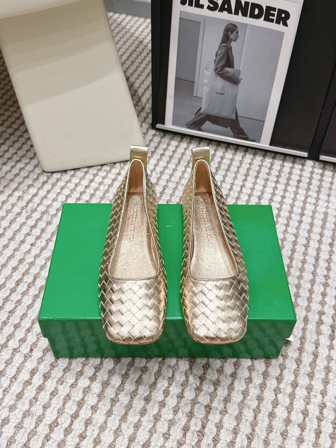 NO:788763,Purchasing agent Bottega Venet* early spring new woven square-toe shoes BV woven square-toe shoes, a must-have for your elegant sister’s shoe cabinet!  The classic weaving craftsmanship has a high-end feel, the square toe design is retro and slimming, the soft sole and soft surface are very comfortable for the feet, and the feet will not be tired after long-term wear. It is an ecstasy for commuting parties. Multiple colors are available in milk white/burgundy/dark brown/black/bright gold, suitable for all outfits. It is suitable for work and casual and fashionable for daily wear. One pair can handle commuting, dating, and daily life, and you can close your eyes without stepping on thunder!  Special material for the upper, hand-woven, sheepskin lining, genuine leather outsole, size 35-39 (40.41.42 customized, non-returnable), loafers, bottega veneta, bottega veneta, loafers, sheepskin, Leather soles19860909代购级 Bottega Venet*早春新款编织方头单鞋 BV编织方头单鞋,气质姐姐的鞋柜刚需！经典编织工艺自带高级感,方头设计复古又显脚瘦,软底软面上脚巨舒服,久穿不累脚,通勤党狂喜,多色可选奶白/酒红/深棕/黑色/亮金,适配所有穿搭. 上班穿得体大方,日常穿随性时髦,一双搞定通勤、约会、日常,闭眼入不踩雷！ 鞋面特殊材质手工编织 内里羊皮 大底真皮大底 size35-39码（40.41.42定制不退换）,乐福鞋,bottega veneta,bottega veneta,loafers,sheepskin,Leather soles,Women's Shoes