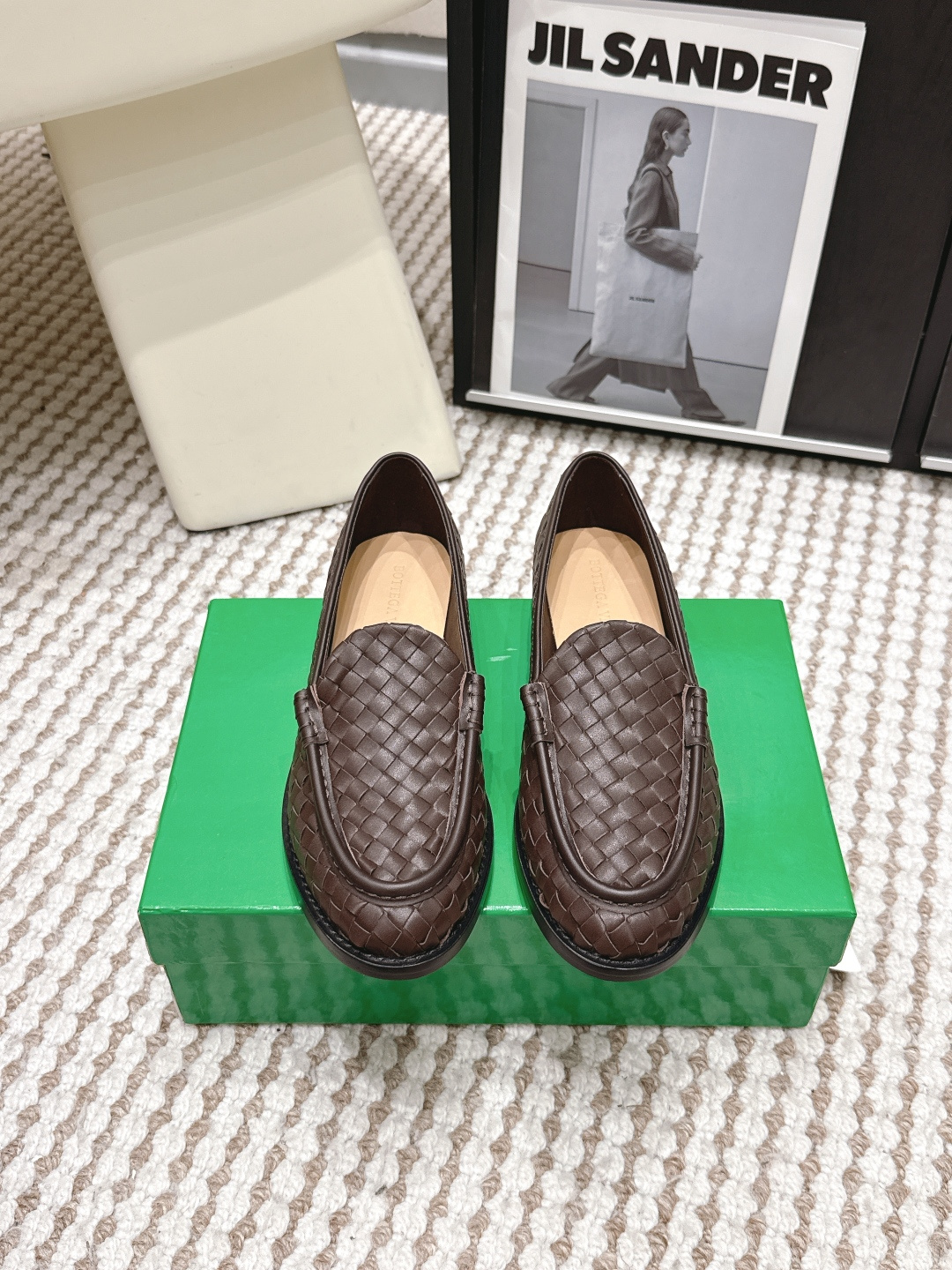 NO:788761,Purchasing agent Bottega Veneta 2026 flat woven loafers Bottega Veneta woven loafers, classic Intrecciato leather craftsmanship, soft and textured. Gold horsebit embellishment, retro and exquisite. The thick-soled design quietly increases the height, comfortable and easy to wear. They are OK for commuting or daily matching with suit pants and jeans, and can easily create a high-end look!  They are super convenient to wear for both commuting and leisure. The leather lining is breathable and comfortable, so you won’t feel tired even if you wear them for a long time. The black color is versatile and can be worn with jeans, dresses, and suits, so you can easily switch styles. The soles are light, so you don’t tire your feet when walking. They are a practical and fashionable item to wear!  Size 35-39 (40.41.42 custom-made, non-refundable), loafers, bottega veneta, bottega veneta, loafers, skirts, jeans, business suit19860909代购级 Bottega Veneta葆蝶家2026 平底 编织 乐福鞋 Bottega Veneta编织乐福鞋,经典Intrecciato皮革工艺,手感柔软有质感.金色马衔扣点缀,复古又精致 厚底设计悄悄增高,舒适好穿,通勤或日常搭配西装裤、牛仔裤都很OK,轻松打造高级感穿搭！ 一脚蹬超方便,通勤休闲都能轻松驾驭.内里真皮,透气又舒适,长时间穿也不累.黑色百搭,牛仔裤、连衣裙、西装都能搭,轻松切换风格.鞋底轻便,走路不累脚,是实用又时髦的穿搭神器！ Size 35-39（40.41.42订做不退换）,乐福鞋,bottega veneta,bottega veneta,loafers,skirts,jeans,business suit,Women's Shoes
