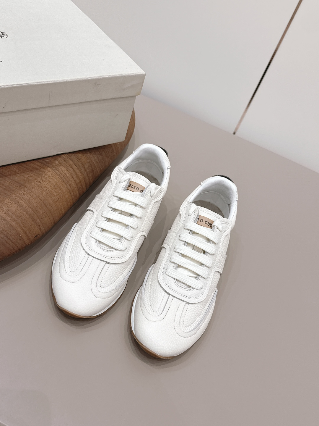 NO:789434,'Exclusive Top Edition' BrunelloCucinell*·BC 26vs the latest casual series in early spring... Casual shoes have always been very feminine, elegant, refined, not hasty or slow, and have a kind of temperament that many loafers cannot match. But if pointed-toe high-heeled shoes are tired after being worn for a long time, then a pair of round-toe thick-soled casual shoes that are easy to wear and look good are just needed. Imported deerskin, fine leather, and the feel of the foot is very important. Needless to say, this needs no more explanation. Women know the importance of a good pair of shoes.  To avoid all kinds of friction and wear on your feet, a delicate texture is a must... Fabric: Original customized pebbled cowhide Lining: Original customized sheepskin Foot pads: Original customized sheepskin Outsole: Original molded TPU combination sole Bottom height: 3cm Size: 35-39 (40.41.42. Customization is non-refundable) Packaging: Original full set of packaging Color: Official website updated simultaneously, casual shoes/sports shoes, brunello  cucinelli,loafers,high heels,sneakers,cowhide,sheepskin19860909《独家顶级版》BrunelloCucinell*·BC 26vs早春最新休闲系列… 休闲鞋一贯是很有女人味的 优雅 精致不急不缓 是有一种气质的这是很多乐福鞋比拟不了的 但是如果尖头高跟鞋穿久了累 那么一双好穿好看的圆头厚底休闲鞋就是刚需了 进口鹿皮 皮质细腻 脚感很重要 这个不需要多说 女人太懂一双好鞋的重要性了 避免各种摩擦磨脚 细腻的质感就是必须要有的… 面料: 原版定制荔枝纹牛皮 内里: 原版定制羊皮 垫脚: 原版定制羊皮 大底: 原版开模TPU组合底 底高: 3cm 码数: 35-39（40.41.42.定制不退换） 包装: 原版全套包装 颜色:官网同步更新,休闲鞋/运动鞋,brunello cucinelli,loafers,high heels,sneakers,cowhide,sheepskin,Women's Shoes