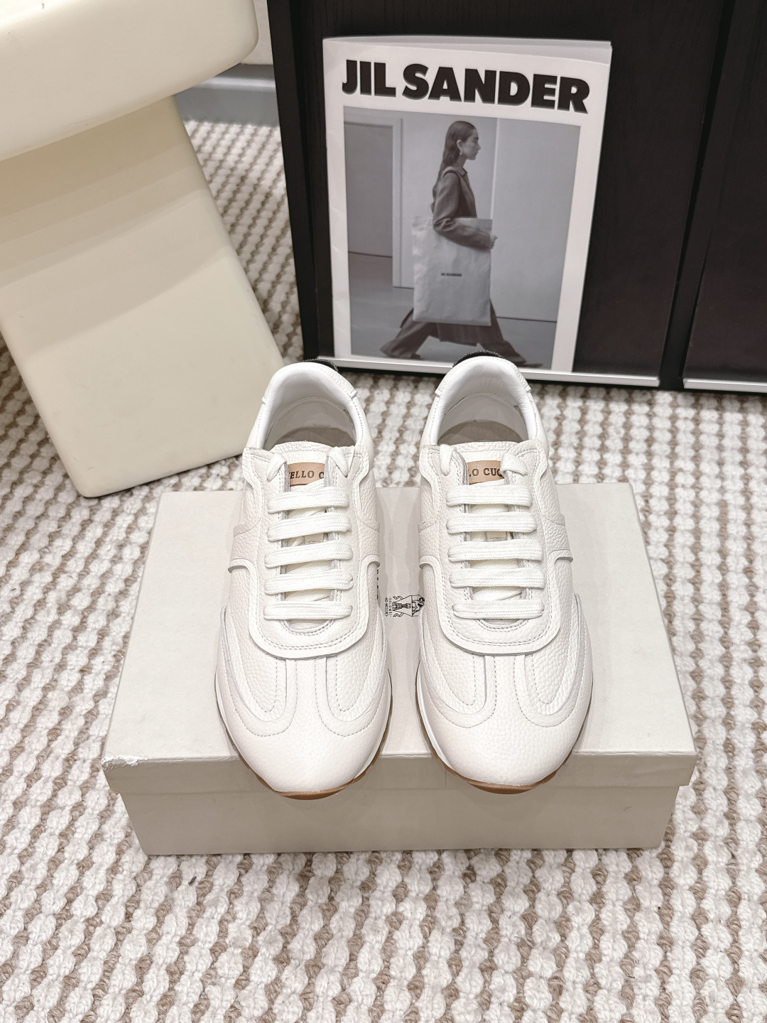 NO:788500,Purchasing agent brunello cucinelli classic sports shoes series bc is a well-known Italian brand with minimalist style and handmade bead chain accessories!  Retro and high-end!  Simple and elegant, it is a very attractive style!  The king of advanced jokers is totally irresistible!  The feet feel very good and comfortable!  It looks ordinary, but looks slim and handsome!  Not limited to any occasion, daily work, fashionable and capable!  Super versatile!  Super eye-catching!  Suitable for spring, summer, autumn and winter all year round. Imported cow velvet/cowhide upper. Water-dyed sheepskin lining. Original rubber foam outsole. Decorative original molded custom bead chain. Size#35-42 (40, 41, 42 customized, non-refundable), casual shoes/sports shoes, brunello cucinelli, sneakers, cowhide, sheepskin.19860909代购级 brunello cucinelli经典运动鞋 系列 bc是意大利知名品牌 极简主义风格,纯手工串联珠链配饰！复古又高级！ 简约又大气,属于非常耐看的款式！高级百搭之王 完全没有抵抗力！脚感很好很舒服！看起来平平无奇,穿起来又瘦又帅！ 不局限任何场合,日常工作、时尚又干练！超级百搭！超级耐看！一年四季春夏秋冬皆适宜 鞋面进口牛绒/牛皮 内里水染羊皮 大底原版橡胶发泡大底 装饰原版开模定制珠链 Size#35-42（40 41 42订做不退换）,休闲鞋/运动鞋,brunello cucinelli,sneakers,cowhide,sheepskin,Women's Shoes