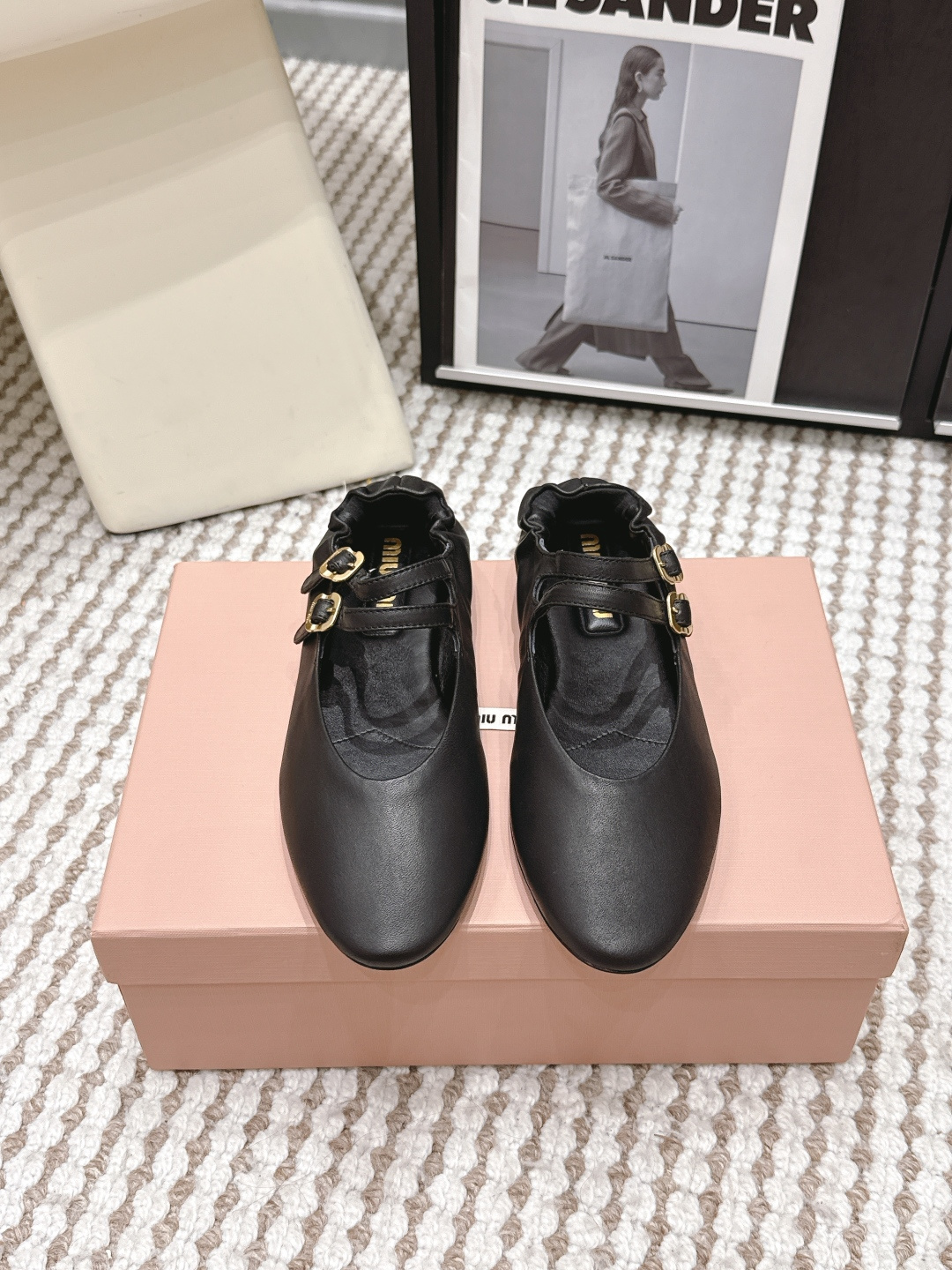 NO:789619,Purchasing agent level 26ss new spring and summer MIUMIU Miu Miu ballet shoes with round toes and small flower buckles, college style retro strappy flat super soft casual shoes, Miu Miu ballet shoes are fashionable and popular!  These ballet shoes are truly amazing!  The feminine temperament of Miu Miu is perfectly combined in these ballet flats. The shoes are equipped with elastic laces and embroidery of the same color, which combines elegance and daily practicality. They are extremely soft and comfortable on the feet, so you can walk all day without wearing them. The retro straps + small bows are gentle and noble. The brown tones are retro and the black tones are cool and cool, and you can wear them with your eyes closed. They look good with socks or bare feet, and they add a sense of atmosphere, comfort and fashion. Whoever wears them looks better!  Start now to make spring fashion in advance~ Cowhide upper, sheepskin lining, rubber outsole Size 35-39 (40.41 custom-made, non-returnable), ballet shoes, miumiu, flats, cowhide, sheepskin, socks19860909代购级 26ss春夏新款MIUMIU 缪缪 圆头小花扣芭蕾舞鞋学院风复古绑带平底超软休闲单鞋 Miu Miu芭蕾鞋时髦又暴走！这双芭蕾鞋真的封神了！ Miu Miu柔美气质在这些芭蕾平底鞋中完美结合,鞋履配有弹性鞋带和同色刺绣,兼具高雅与日常实用性. 上脚巨软巨舒服,暴走一天都不磨脚.复古绑带+小蝴蝶结,温柔又显贵.棕调复古、黑调酷飒,闭眼入都不亏.配袜子/光脚都好看,氛围感拉满,舒适度和时髦感直接拉满,谁穿谁好看！现在入手提前做春日时髦精～ 鞋面牛皮 内里垫脚羊皮 鞋底橡胶大底 Size35-39（40.41定做不退换）,芭蕾舞鞋,miumiu,flats,cowhide,sheepskin,socks,Women's Shoes