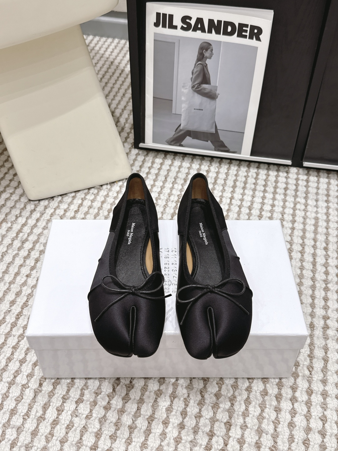 Балетки Maison Margiela из сатина с бантом и раздвоенным носком