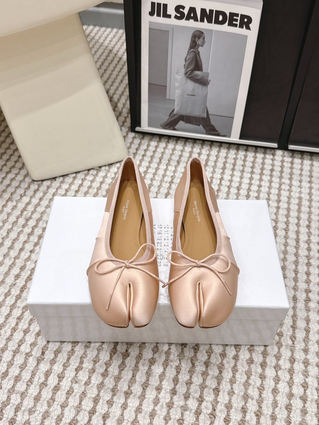 NO:789616,Purchasing-grade Maison Margiel*26ss early spring new split-toe silk bow ballet flat shoes. Based on classic ballet flats, with bow decoration on the toe, they have both retro elegance and avant-garde design. The conflict of styles reveals unique charm. The splicing of the split-toe toe is neatly stitched, the bow decoration is made of the same material, and the overall details are processed delicately.  It can be paired with jeans, suit pants, dresses and other items, and is suitable for commuting, leisure, exhibitions and other occasions. It can not only create a simple and advanced daily look, but also create an avant-garde fashion sense through the split-toe design. It is an iconic item with both recognition and practicality. The upper is imported silk, the lining is imported water-dyed cowhide, the outsole is genuine leather, size 35-40 (customized size 40 is not returnable)  Heel height 2cm, split-toe shoes, flats, skirts, jeans, business suit, cowhide, real silk, Leather soles19860909代购级 Maison Margiel*26ss早春新款分趾真丝蝴蝶结芭蕾平底鞋单鞋 以经典芭蕾平底鞋为基底,搭配鞋头处的蝴蝶结装饰,兼具复古优雅感与先锋设计感,风格冲突中透出独特魅力.分趾鞋头的拼接处缝线工整,蝴蝶结装饰采用同材质面料制作,整体细节处理细腻. 可搭配牛仔裤、西装裤、连衣裙等单品,适配通勤、休闲、看展等多种场合.既能打造简约高级的日常造型,也能通过分趾设计营造先锋前卫的时尚感,是兼具辨识度与实用性的标志性单品. 鞋面进口真丝 内里进口水染牛皮 大底真皮大底 size35-40码（40码定制不退换） 跟高2cm,分趾鞋,flats,skirts,jeans,business suit,cowhide,real silk,Leather soles,Women's Shoes