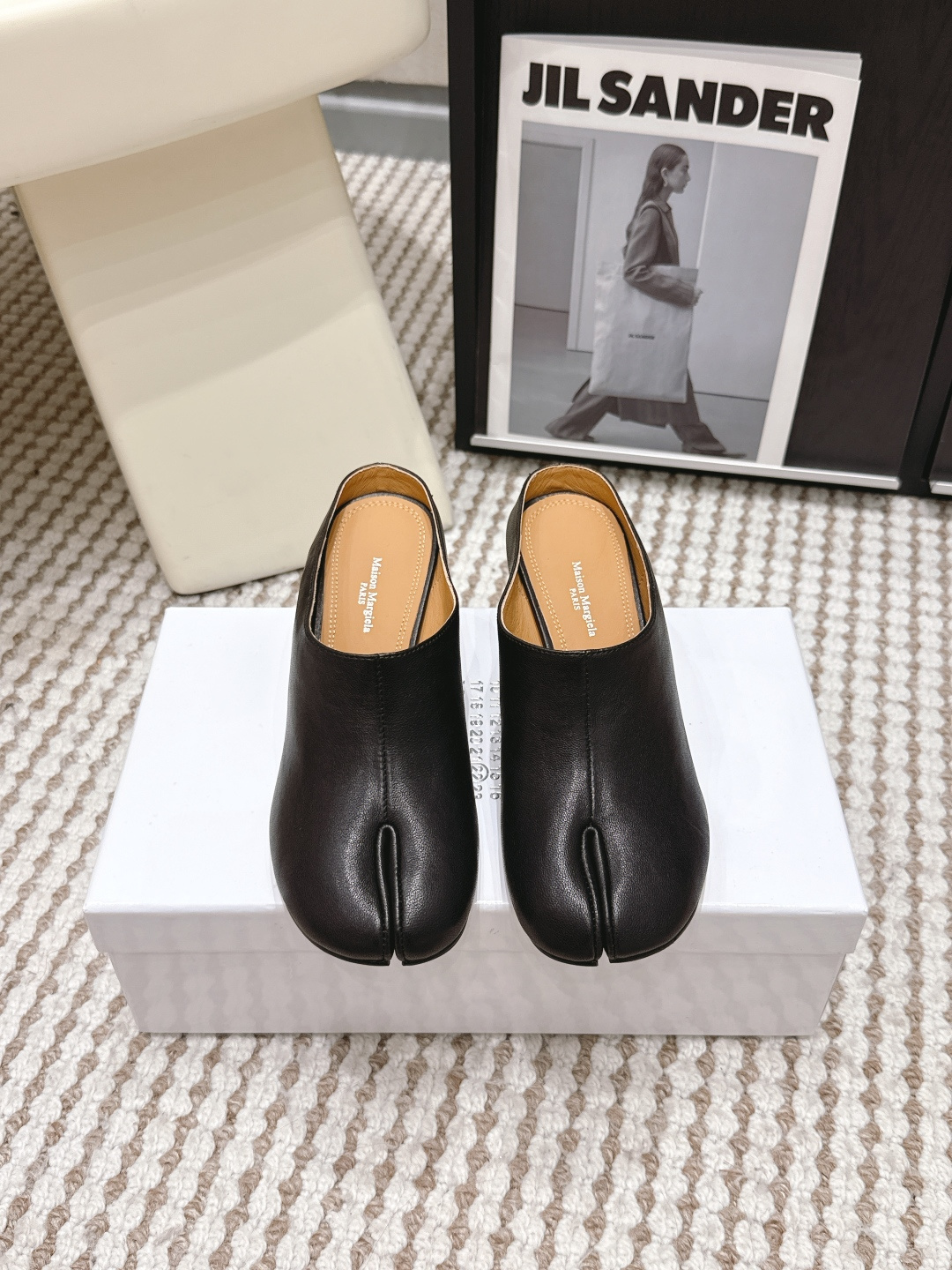 NO:789617,Purchasing-grade Maison Margiel*26ss Tabi split-toe mules, thick heel and half-sliding high-heeled shoes. The classic Tabi split-toe shape is a replica of the Japanese foot bag shoe shape, which divides the toes into two, which is a highly recognizable visual symbol. The shoe body is made of fine genuine leather, which is soft to the touch and stiff. The insole of the shoe is made of soft leather of the same color, which improves wearing comfort.  Low-saturation basic colors such as nude, dark coffee, and black are versatile and adaptable to different styles, with both daily and styling attributes. The shoe body has neat stitching, the shoe shape fits the foot, and the flat-soled design ensures walking stability and achieves a balance between design and practical wear. Vegetable-tanned sheepskin upper, imported water-dyed cowhide lining, genuine leather outsole, increased by 4cm, size 35-40 (customized for size 40, non-returnable), split-toe shoes, high  heels,cowhide,sheepskin,Leather soles19860909代购级 Maison Margiel*26ss Tabi分趾穆勒鞋粗跟半拖高跟鞋 经典Tabi分趾造型,复刻日式足袋鞋型,将脚趾一分为二,是极具辨识度的视觉符号.采用细腻真皮打造鞋身,触感柔软且兼具挺括度,鞋内垫为同色系软质皮革,提升穿着舒适度. 裸色、深咖、黑色等低饱和基础色系,百搭且适配不同穿搭风格,兼具日常与造型属性.鞋身缝线工整,鞋型贴合脚面,平底设计保障行走的稳定性,实现设计感与实穿性的平衡. 鞋面植鞣羊皮 内里进口水染牛皮 大底真皮大底 增高4cm size35-40码（40码定制不退换）,分趾鞋,high heels,cowhide,sheepskin,Leather soles,Women's Shoes