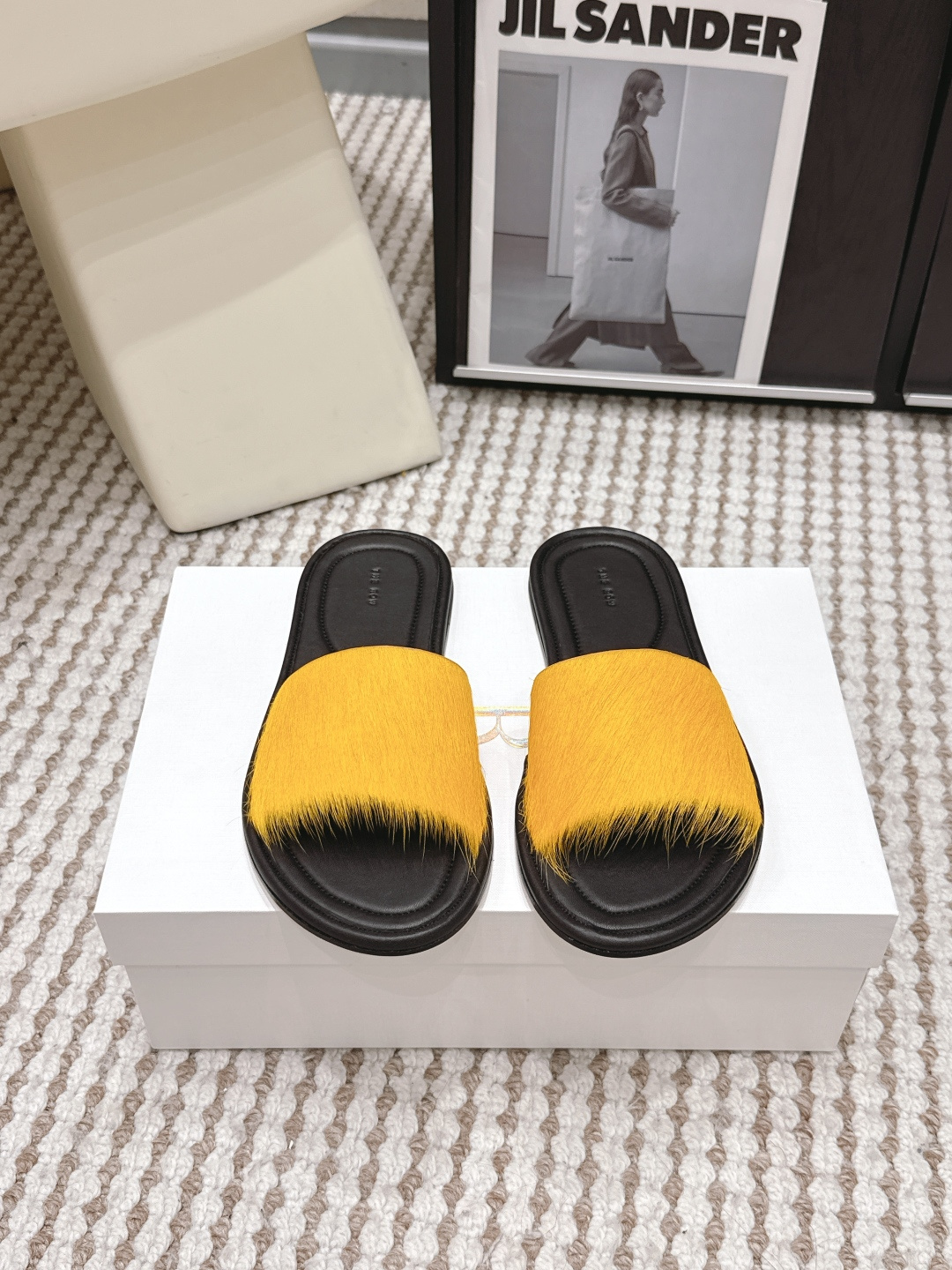 NO:789830,Purchasing agent level TheRow 26s new Malick flat calf fur slippers, minimalist romance | The Row fur slippers are gentle and high-end. The Row's Malick calf hair slippers really understand the minimalist style. The navy calf hair has a high-end matte feel, feels soft and textured, and instantly fills the 'slack' when put on the feet. It is perfect when paired with black pants/suit pants, low-key and elegant!  It's completely 'effortlessly fashionable'. The leather soles are also very delicate, making it stable and comfortable to walk on. You can hold on to any look in spring and summer. It's worthy of being TheRow. The simpler, the more attractive it is~ Size 35-39 (custom-made at 40, non-refundable), slippers, slippers, business suit, cowhide19860909代购级 TheRow 26s新款 Malick 平底 小牛皮毛拖鞋 极简主义的浪漫|The Row毛拖鞋温柔又高级 The Row的Malick小牛毛凉拖真的太懂极简风了 藏青色的小牛毛自带高级雾面感,摸起来软糯又有质感,上脚瞬间把'松弛感'拉满,搭配黑裤/西装裤都很绝,低调又显贵！ 完全是那种'不费力的时髦'.鞋底的皮革走线也很精致,走路稳又舒服,春夏出门随便一套look都能hold住,不愧是TheRow,越简单越耐看～ Size 35-39（40定做不退换）,拖鞋,slippers,business suit,cowhide,Women's Shoes