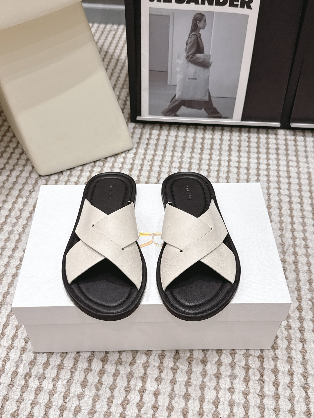 NO:789832,Purchasing agent level The Row 26s new summer style French cross flat sandals The Row French style cross thick-soled sandals, off-white first-layer cowhide upper, soft and breathable, simple and elegant cross design. Thick platform sole, increased height and comfort, not tiring to wear for a long time. Non-slip sole, OK for commuting, shopping, and beach!  Versatile attributes, can be easily worn with skirts and casual pants, perfect French romantic atmosphere, perfect for summer wear ~ Size 35-39 (custom-made for 40, non-refundable), slippers, slippers, skirts, cowhide19860909代购级 The Row 26s夏季新款 法式交叉 平底凉拖鞋 The Row法式风格交叉厚底凉拖,米白色头层牛皮鞋面,柔软透气,交叉设计简约优雅 厚实松糕底,增高又舒适,长时间穿也不累.防滑鞋底,通勤、逛街、沙滩都OK！百搭属性,裙装休闲裤都能轻松驾驭,法式浪漫氛围感满分,夏季外穿超适合～ Size 35-39（40定做不退换）,拖鞋,slippers,skirts,cowhide,Women's Shoes