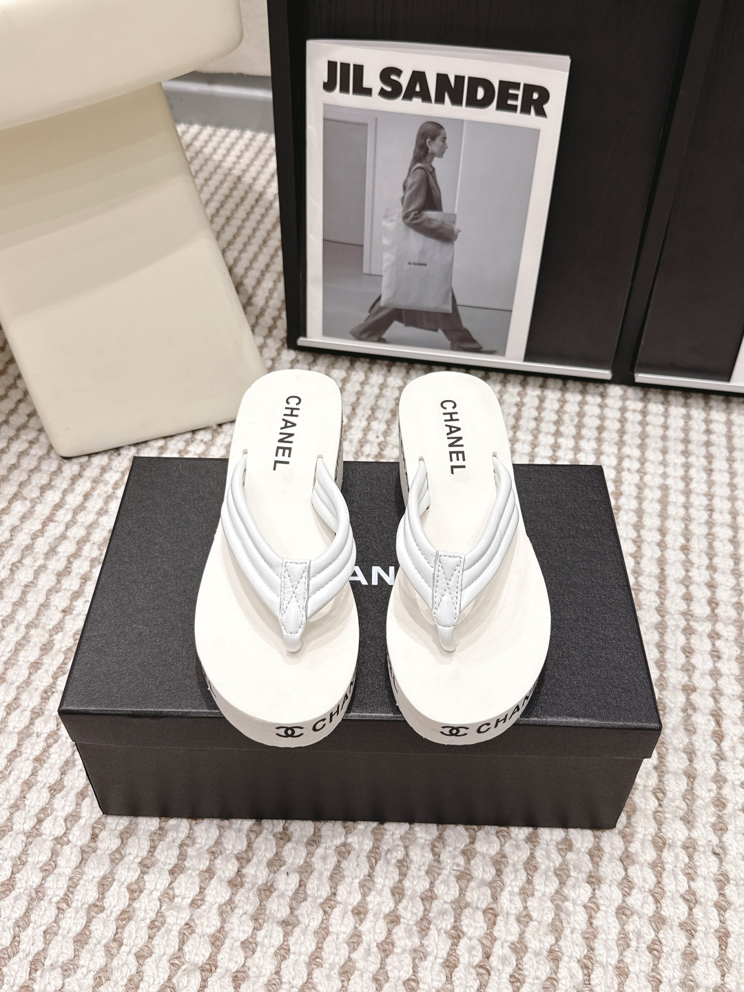 NO:789618,Purchasing agent Chanel Xiaoxiang 26ss beach series flip-flops, thick-soled flip-flops. The happiness of summer starts with a pair of flip-flops. Xiaoxiang understands aesthetics, which is very seasonal; the simple design is not simple style and the color scheme is full of high-end. If you like to wear slippers, you must not miss it for daily shopping or at home.  Size35-39 (40.41.42 custom-made, non-refundable), split-toe shoes, chanel, slippers19860909代购级 Chanel 小香 26ss 沙滩系列 夹脚 厚底人字拖 夏天的快乐是从一双夹脚拖开始的. 小香是懂审美的这也太应季了叭;简单的设计不简约的风格 高级感满满的配色# 喜欢穿拖鞋的小主一定不能错过日常逛街或者居家都可. Size35-39（40.41.42订做不退换）,分趾鞋,chanel,slippers,Women's Shoes