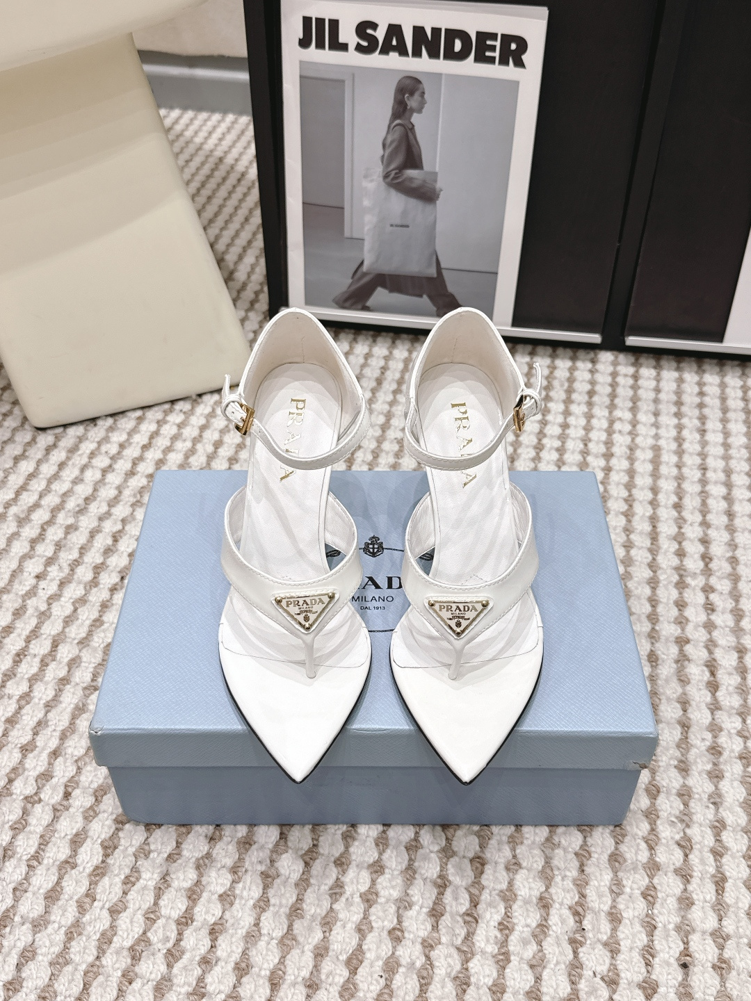 NO:789834,Purchasing agent level PRA*D Pra*da 2026 vs early spring pointed toe high heels fashion sandals PRADA26s spring and summer T stage catwalk show Internet celebrity's same style 'Dream Never Sleeps', Prada can be used on important occasions, the fresh style has a bit of a noble feeling, the foot is perfect, wear with these shoes, elegant and crystal clear, no matter the materials of various accessories, they are exclusively customized one to one  You must be close to the original version. The entire series is full of exciting and unexpected combinations of elements. The expression of different materials and textures of fabrics has a strong artistic atmosphere, allowing you to appreciate the ever-changing styles of Prada girls... Heel height: 8.5cm Size: 35-39 (40. Customized non-refundable), high heels and sandals, prada, prada, sandals, high heels19860909代购级 PRA*D普拉*达2026vs早春 尖头 高跟 时装凉鞋 PRADA26s春夏T台走秀网红同款＂造梦不夜城＂,Prada能在重要场合上用得上了,小清新风带点贵气的感觉,上脚非常完美,穿搭配上此鞋,优雅大方,晶莹剔透,无论各种配件材质,都是独家一比一定制 必做到原版零距离,整个系列都充满了令人兴奋和意外的元素结合,不同的材质,肌理的面料的表现,具有极浓的艺术气息,让你领略Prada女孩的百变风格…… 跟高 : 8.5cm Size : 35-39(40.定制不退换）,高跟鞋凉鞋,prada,prada,sandals,high heels,Women's Shoes