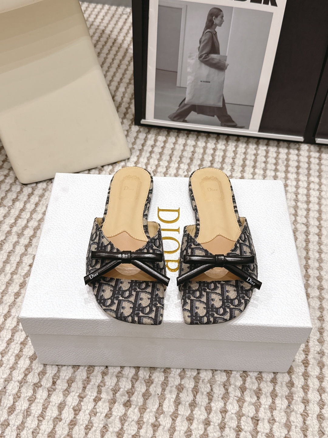 NO:789614,Purchasing-grade Christian Dior 2026 new spring and summer flat-soled open-toe sandals. This Dior black sandals are made of high-quality leather and equipped with a metal 'CD' logo. They are simple and highly recognizable. The square-toe design + stiletto heels elongate the leg lines, making it easy to control for daily commuting or formal occasions. The soles are soft, comfortable to wear, and are versatile in black. They can be matched with skirts and trousers, and you can easily control your elegant temperament!  The open-toe design is super breathable for spring and summer, and can be easily worn on commuting or formal occasions. Multiple colors are available, and the white model is versatile. It can be worn in skirts and trousers, and you can easily get your elegant temperament!  Size 35-39 (40.41 made-to-order, non-refundable), slippers, dior, slippers, skirts19860909代购级 Christian Dior 2026春夏新款 平底 露趾 凉拖鞋 这款Dior黑色凉拖,选用优质皮革,搭配金属“CD”标志,简约又超有辨识度.方头设计+细高跟,拉长腿部线条,日常通勤或正式场合都能轻松驾驭.鞋底柔软,穿着舒适,黑色百搭,裙装裤装随心搭配,优雅气质轻松拿捏！ 露趾设计,春夏穿超透气,通勤或正式场合都能轻松驾驭.多色可选,白色款百搭,裙装裤装都能hold住,优雅气质轻松get！ Size 35-39（40.41订做不退换）,拖鞋,dior,slippers,skirts,Women's Shoes