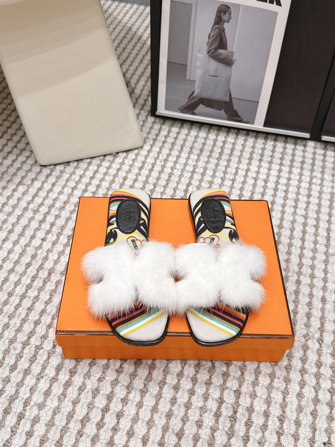 NO:789828,Purchasing agent Hermes 26s new flat-soled mink fur slippers H slippers Hermès limited edition fur slippers are so beautiful. This year's must-have H slippers have also added a new mink hair series this year, which is so beautiful that it is indescribable. The excellent wearing comfort is a classic must-have, and you can hold it in various styles!  There is always one that suits you Size 35-39 (40.41.42 custom-made, non-refundable), slippers, hermes, hermes, slippers19860909代购级 Hermes爱马仕26s新款 平底 水貂毛拖鞋 H拖 爱马仕限量毛毛拖 太美啦 每年必备的H拖今年还加了新的水貂毛系列,美到无法言喻 绝好的穿着舒适感可是经典必备,各种风格搭配都Hold的住！总有一款适合您 Size 35-39（40.41.42定做不退换）,拖鞋,hermes,hermes,slippers,Women's Shoes