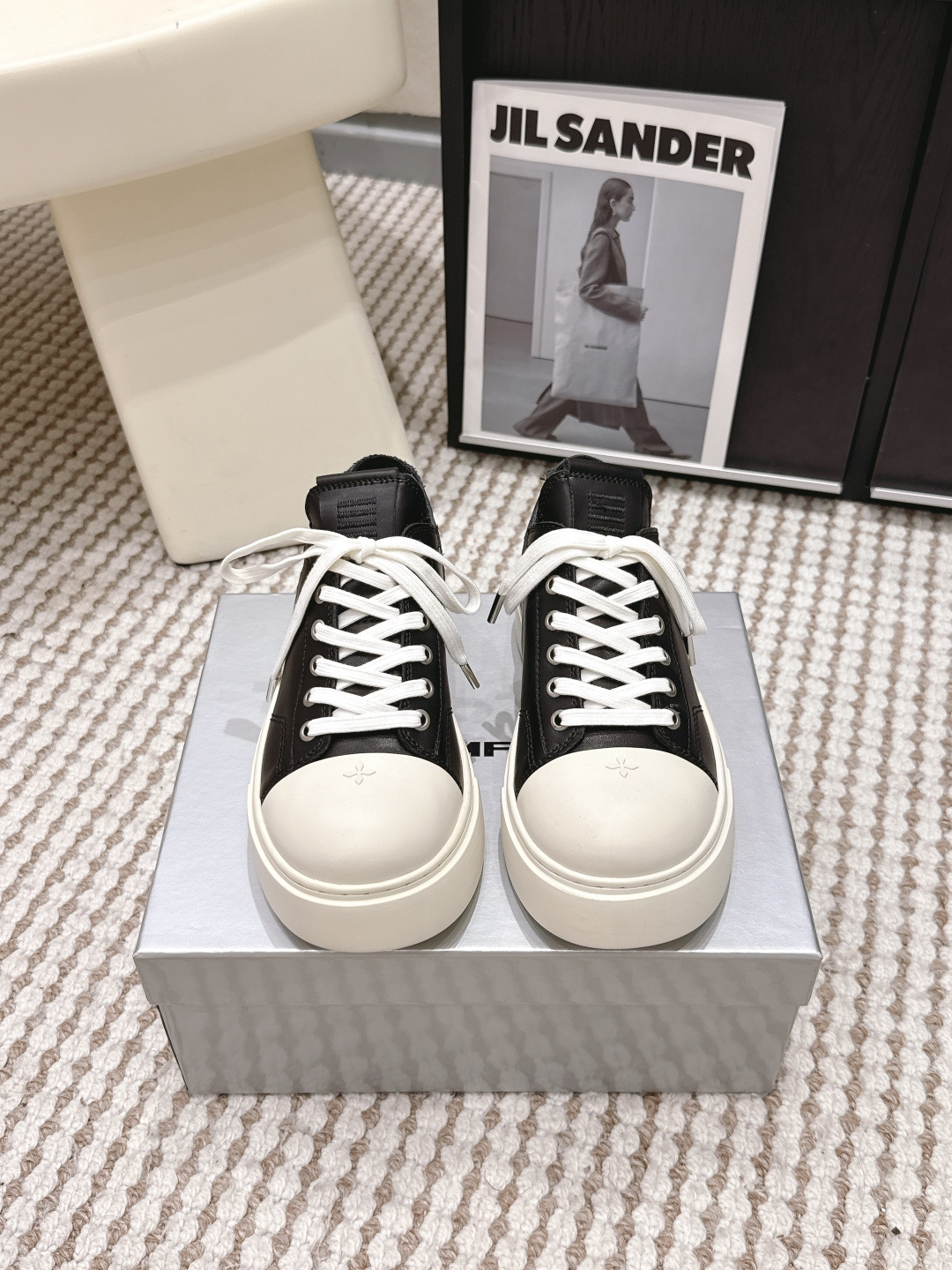 NO:789612,Purchasing agent level SMFK niche trendy brand 26ss spring and summer new cross flower big toe thick sole Derby shoes are versatile minimalist style national trend, the new work inherits the popular elements of many brands, and is bound to be a hit - canvas casual shoes Super cool dark versatile style Made of high-density breathable canvas, equipped with a moderately high comfortable thick sole, the details also ensure that the wear is secure and not easy to shift. The fabric is original imported cowhide and the lining is imported sheepskin  Sole thickness 5CM, original molded cross-shaped rubber outsole Size: 35-40 (custom-made 40 non-refundable), casual shoes/sports shoes, sneakers, cowhide, sheepskin19860909代购级 SMFK 小众潮牌 26ss春夏新款 十字花 大头厚底 德比鞋 百搭的极简风国潮,新作继承了诸多品牌制胜的流行元素,势必大热—帆布休闲鞋 超级酷 黑暗百搭 风 采用高密度透气帆布而成,配有高度适中的舒适厚底,细节还确保穿着稳妥不易移位 面料原版进口牛皮 内里垫脚进口羊皮 底厚5CM 鞋底原版开模十字花成型橡胶大底 Size:35-40（40定做不退换）,休闲鞋/运动鞋,sneakers,cowhide,sheepskin,Women's Shoes