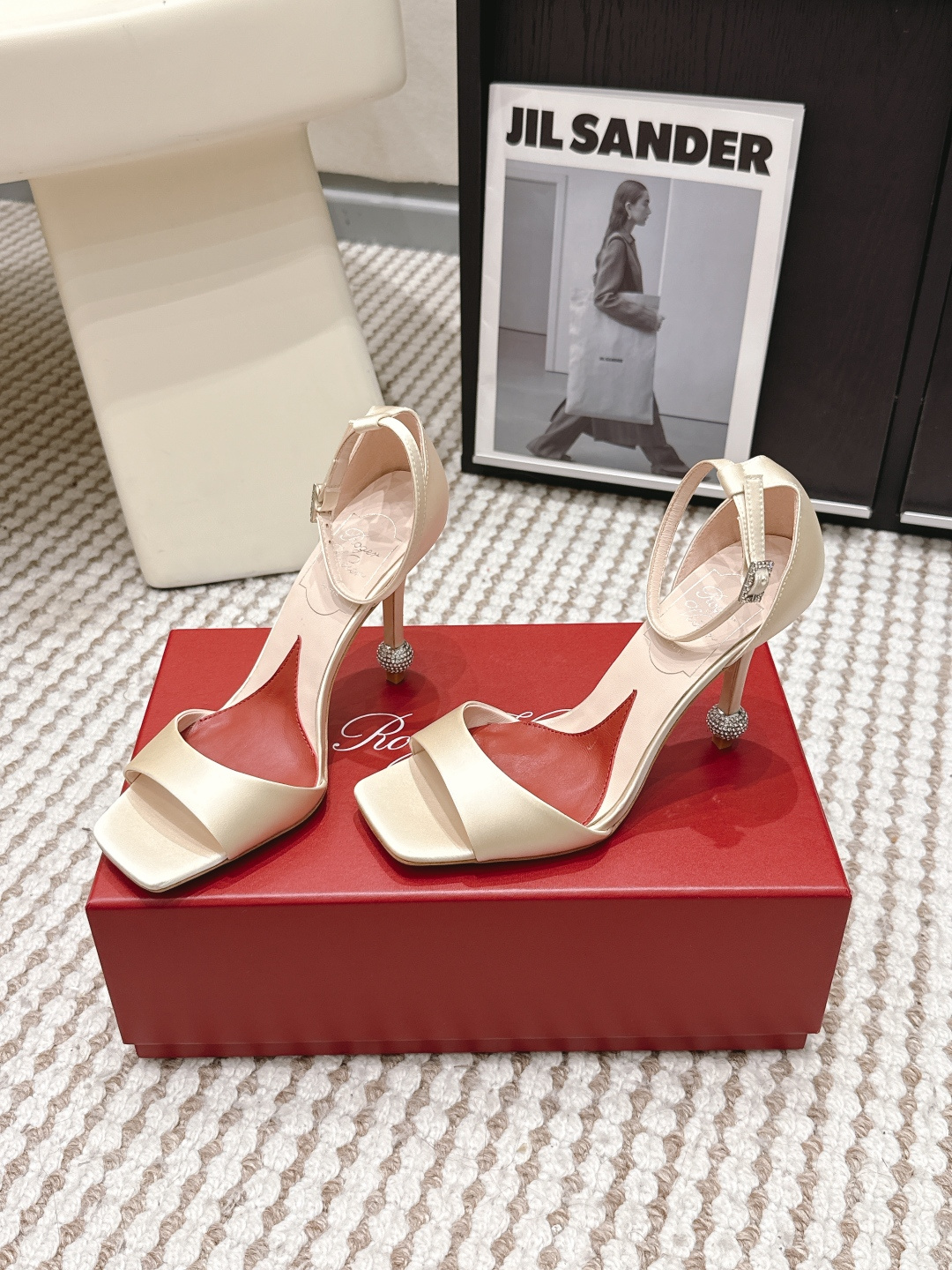 Розовые женские сандалии на каблуке Roger Vivier