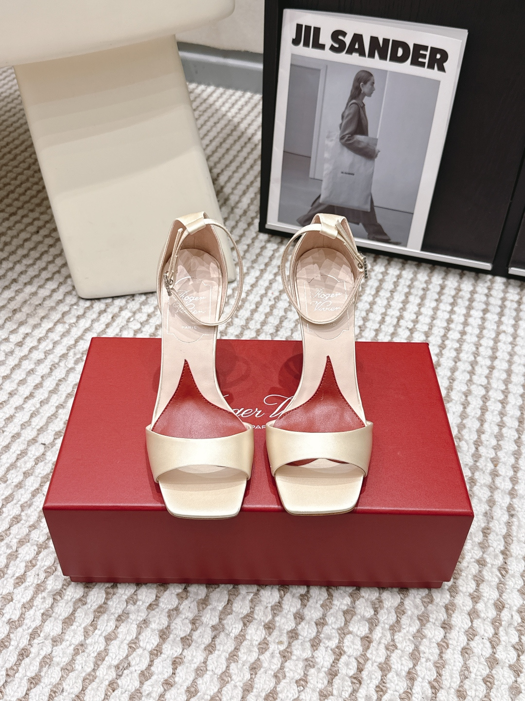 Розовые женские сандалии на каблуке Roger Vivier