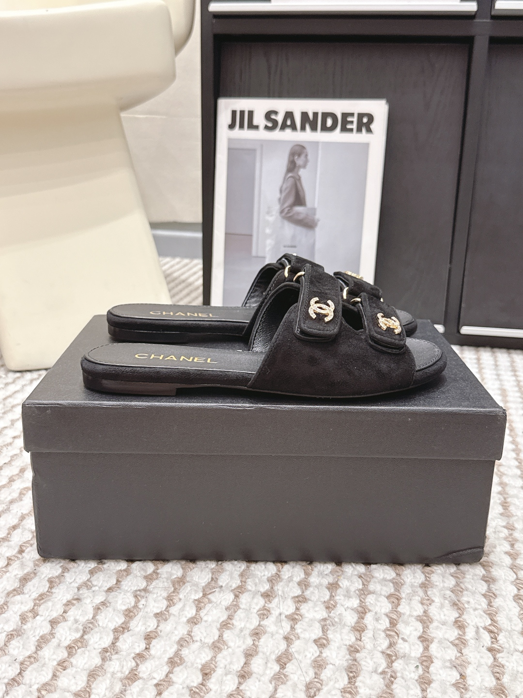 Чёрные мюли с декором и металлическим логотипом Chanel