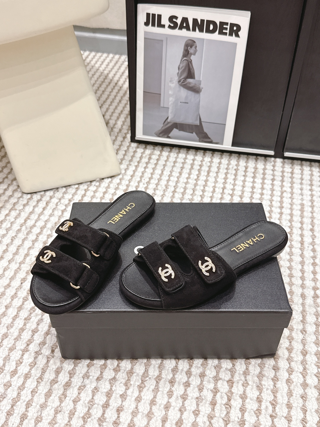 Чёрные мюли с декором и металлическим логотипом Chanel