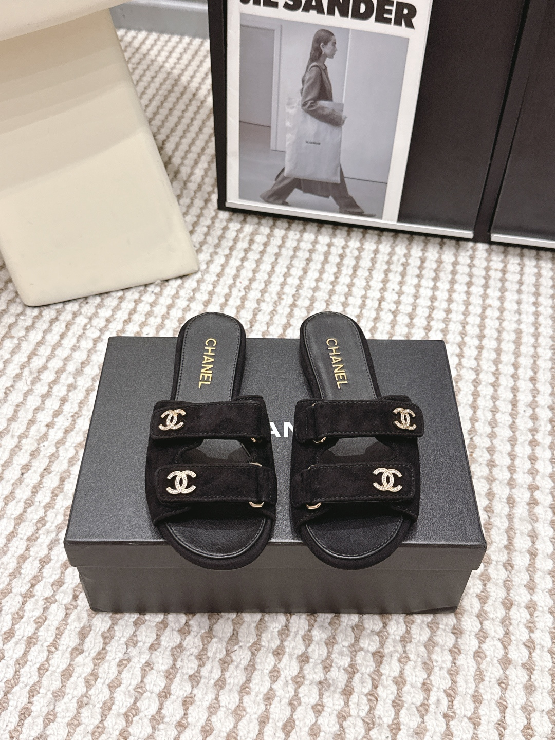 Чёрные мюли с декором и металлическим логотипом Chanel