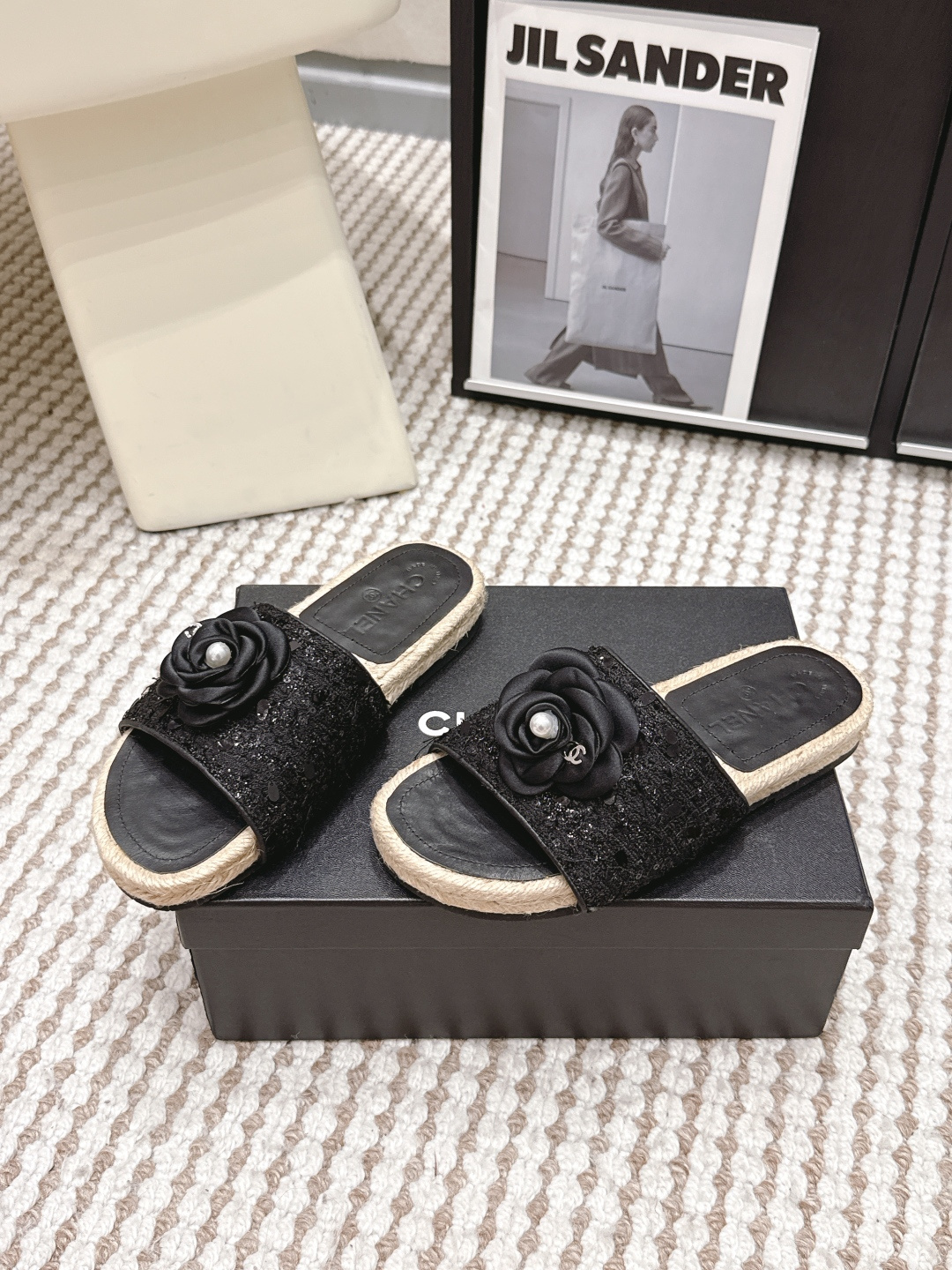 Женские шлепанцы Chanel с цветами и жемчугом