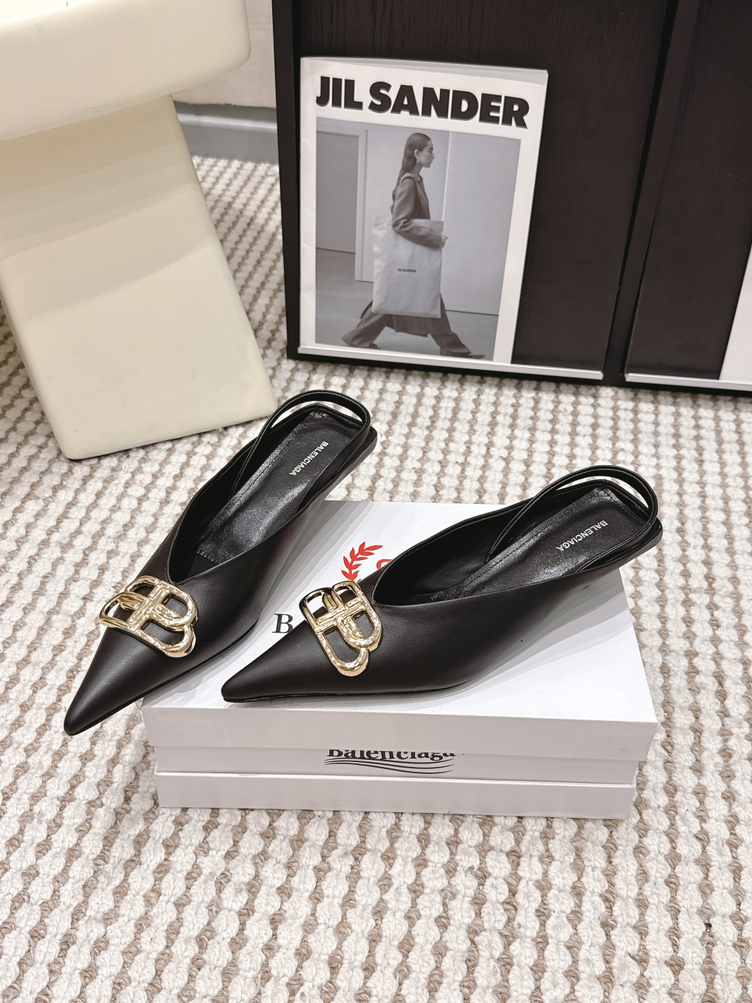 Женские черные туфли с золотым логотипом Balenciaga