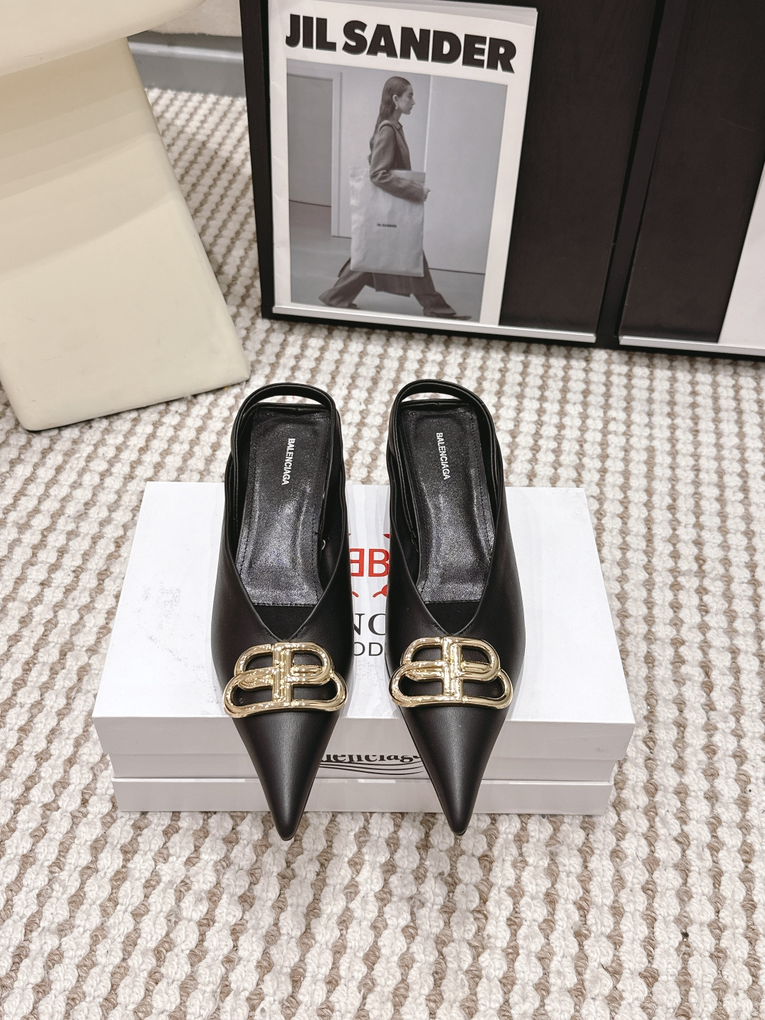 Женские черные туфли с золотым логотипом Balenciaga