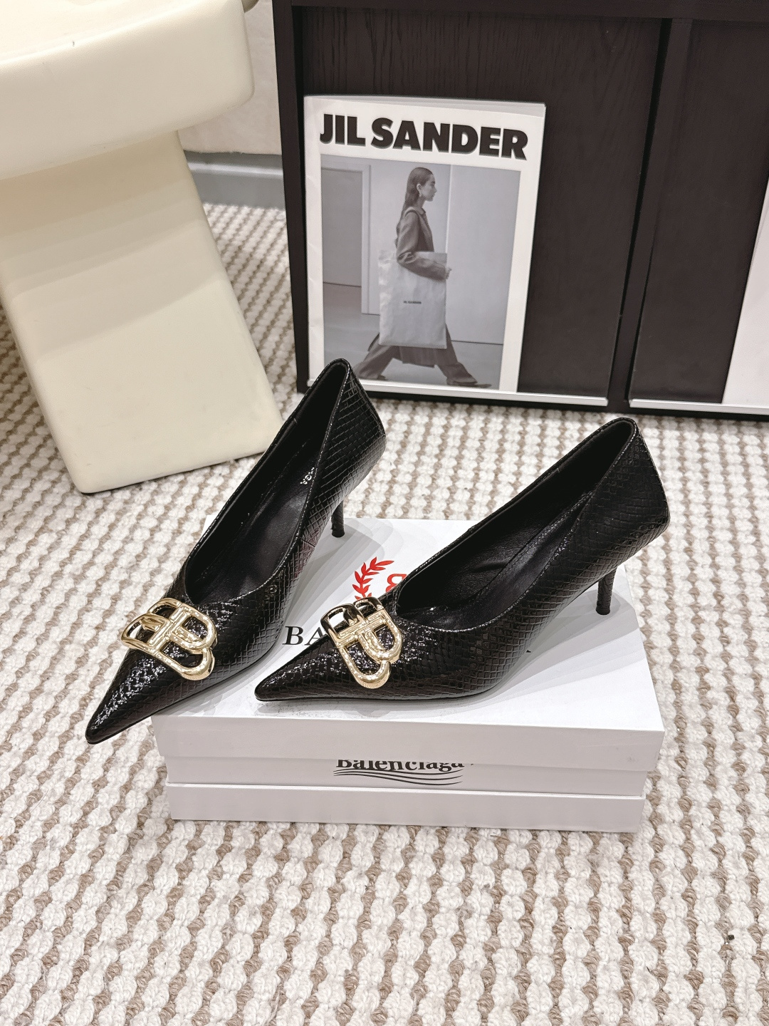 Женские туфли с острым носком и декоративной пряжкой Balenciaga