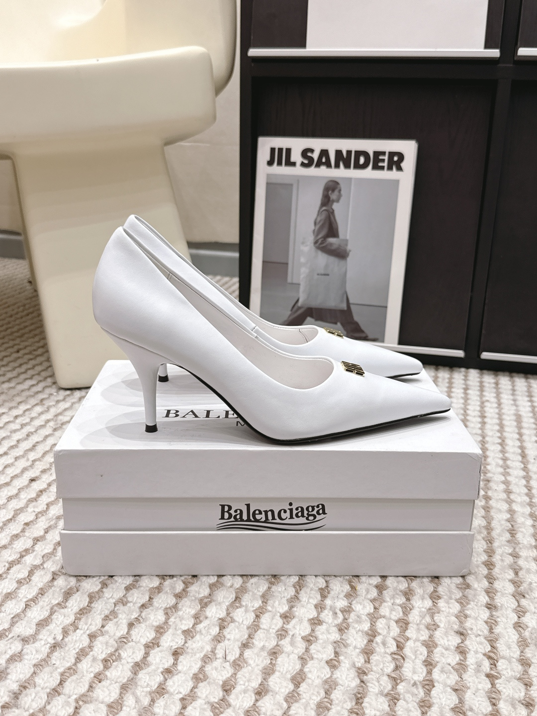 Туфли женские с золотым декором Balenciaga