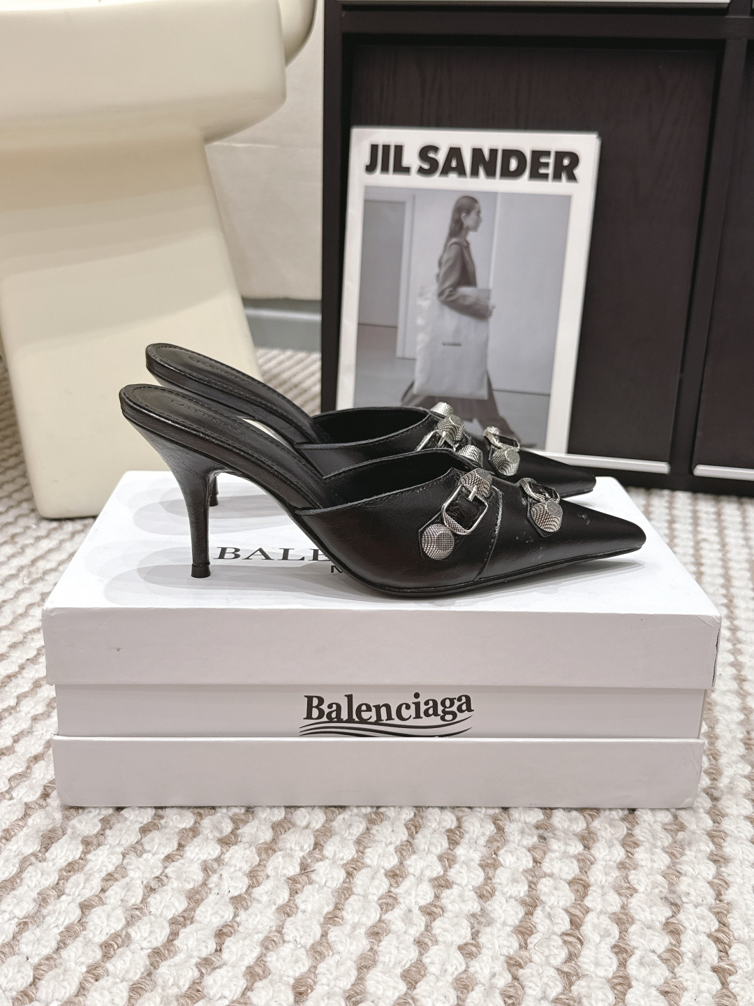 Черные кожаные мюли с заостренным носом и декоративными пряжками Balenciaga