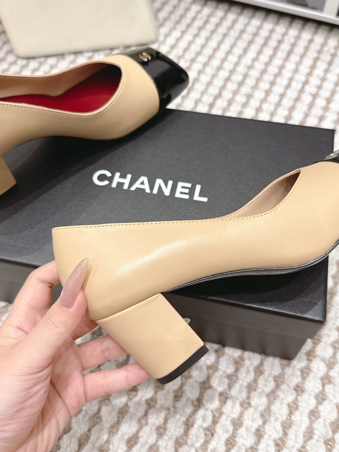CHANEL小香 26ss 春夏新款 粗跟玛丽珍单鞋，复古法式优雅感，高级感十足 最近很火的一双单鞋！露