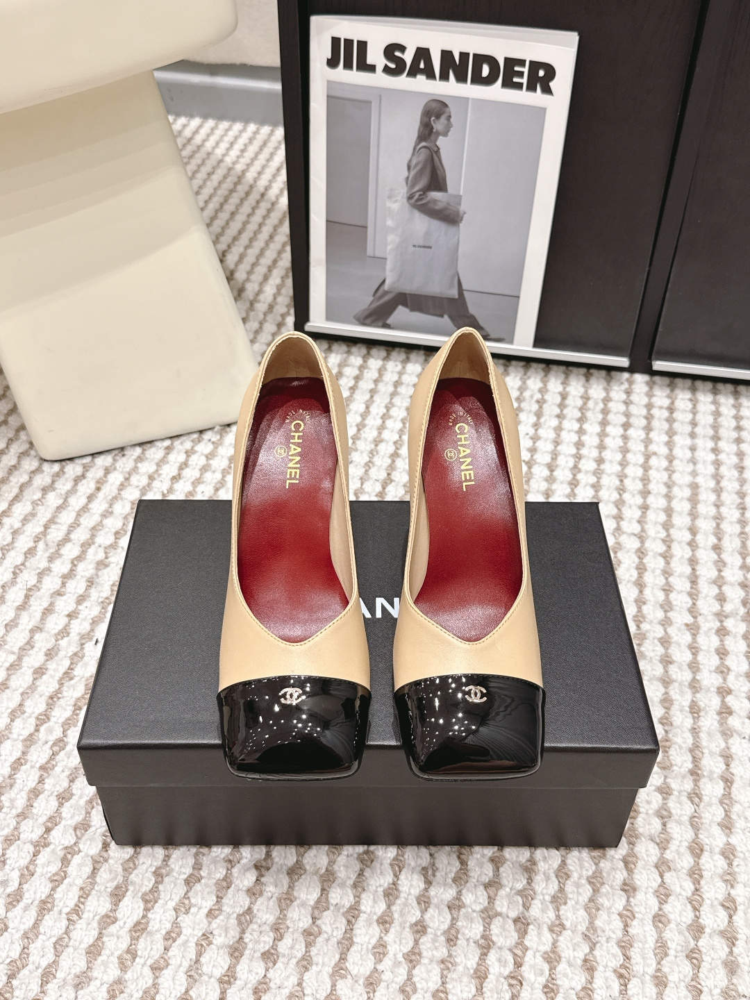 NO:783948,CHANEL Xiaoxiang 26ss new spring and summer thick-heeled Mary Jane shoes, retro French elegance, full of high-end sense, a pair of shoes that are very popular recently!  The exposed-leg design directly lengthens your legs!  A very white fairy style. It completely interprets French romance!  The fabric is imported mixed sheepskin, the inner padding sheepskin, soft and delicate, 100% comfortable for the feet, beautiful and super feminine at the same time, Italian genuine leather outsole Size#35-41 (40 41 42 custom-made, non-returnable), single shoes, chanel, mary jane, sheepskin, Leather soles19860909CHANEL小香 26ss 春夏新款 粗跟玛丽珍单鞋,复古法式优雅感,高级感十足 最近很火的一双单鞋！露脚设计直接拉长腿型！很显白的神仙款型.完全诠释法式浪漫！ 面料进口混种羊皮,内里垫脚羊皮,柔软细腻,脚感舒适度百分百,美观的同时又超显女人味,意大利真皮大底 Size#35-41（40 41 42订做不退换）,单鞋,chanel,mary jane,sheepskin,Leather soles,Women's Shoes