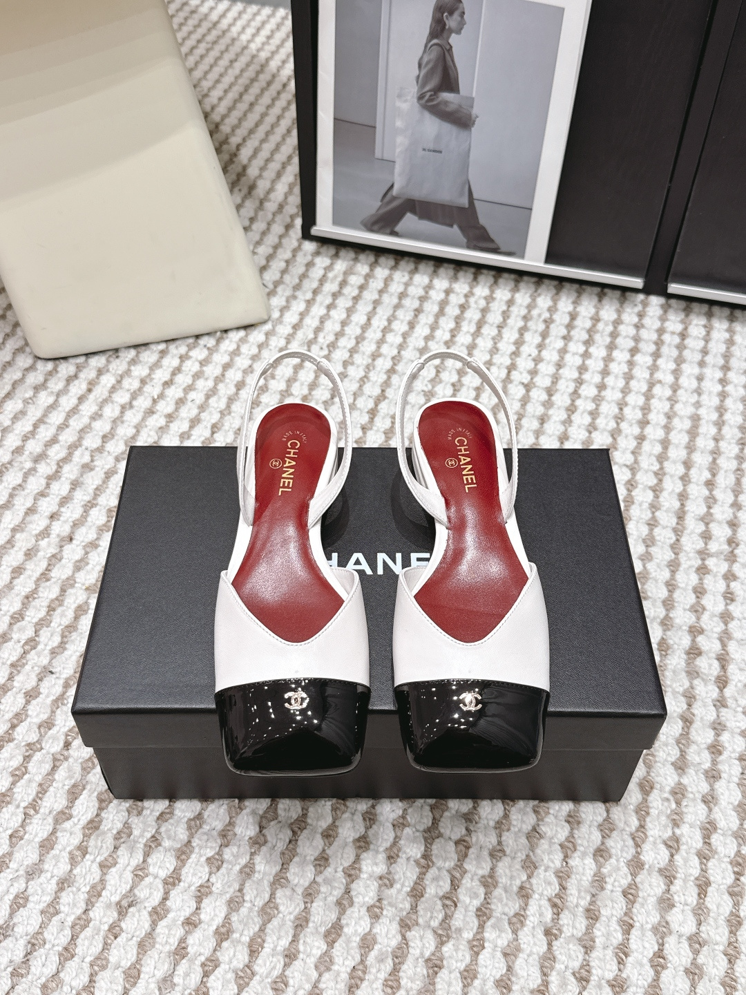 NO:783930,Purchasing agent level CHANEL Xiaoxiang 26ss spring and summer new style flat thick heel sandals with retro French elegance and full sense of luxury. A pair of shoes that are very popular recently!  The exposed-leg design directly lengthens your legs!  A very white fairy style. It completely interprets French romance!  The fabric is imported mixed sheepskin, the lining is sheepskin, soft and delicate, 100% comfortable for the feet, beautiful and super feminine at the same time, Italian genuine leather outsole Size#35-41 (40 41 42 custom-made, non-returnable), sandals, chanel, sandals, sheepskin, Leather soles19860909代购级 CHANEL小香 26ss 春夏新款 平底 粗跟后空凉鞋 复古法式优雅感,高级感十足 最近很火的一双单鞋！露脚设计直接拉长腿型！很显白的神仙款型.完全诠释法式浪漫！ 面料进口混种羊皮,内里垫脚羊皮,柔软细腻,脚感舒适度百分百,美观的同时又超显女人味,意大利真皮大底 Size#35-41（40 41 42订做不退换）,凉鞋,chanel,sandals,sheepskin,Leather soles,Women's Shoes