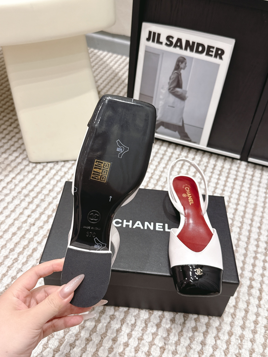 代购级CHANEL小香 26ss 春夏新款 平底 粗跟后空凉鞋 复古法式优雅感，高级感十足 最近很火的一