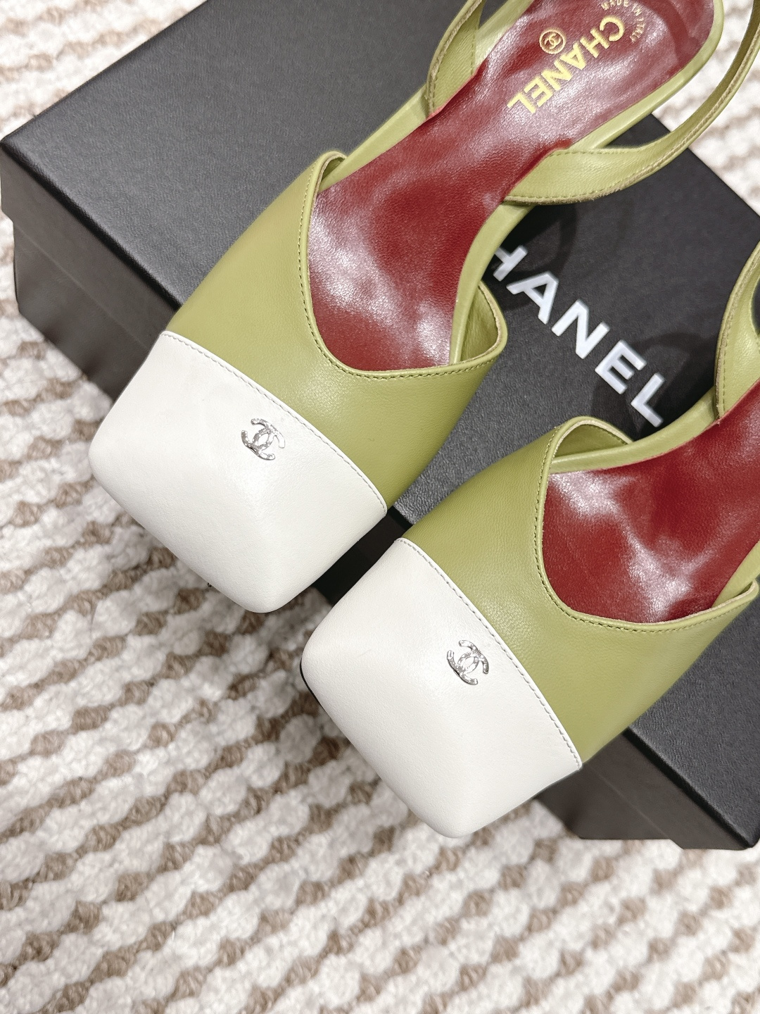 代购级CHANEL小香 26ss 春夏新款 粗跟玛丽珍单鞋，复古法式优雅感，高级感十足 最近很火的一双单