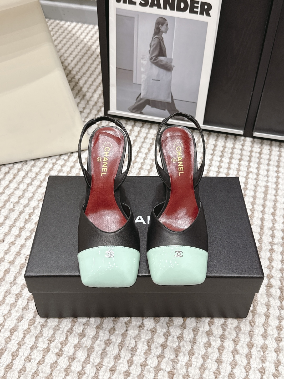 NO:783936,Purchasing agent CHANEL Xiaoxiang 26ss new spring and summer thick heel Mary Jane shoes, retro French elegance, full of high-end sense, a pair of shoes that are very popular recently!  The exposed-leg design directly lengthens your legs!  A very white fairy style. It completely interprets French romance!  The fabric is imported mixed sheepskin, the lining is sheepskin, soft and delicate, 100% comfortable on the feet, beautiful and super feminine at the same time, Italian genuine leather outsole Size#35-41 (40 41 42 custom-made and non-refundable), sandals, chanel, sandals, mary jane, sheepskin, Leather soles19860909代购级 CHANEL小香 26ss 春夏新款 粗跟玛丽珍单鞋,复古法式优雅感,高级感十足 最近很火的一双单鞋！露脚设计直接拉长腿型！很显白的神仙款型.完全诠释法式浪漫！ 面料进口混种羊皮,内里垫脚羊皮,柔软细腻,脚感舒适度百分百,美观的同时又超显女人味,意大利真皮大底 Size#35-41（40 41 42订做不退换）,凉鞋,chanel,sandals,mary jane,sheepskin,Leather soles,Women's Shoes