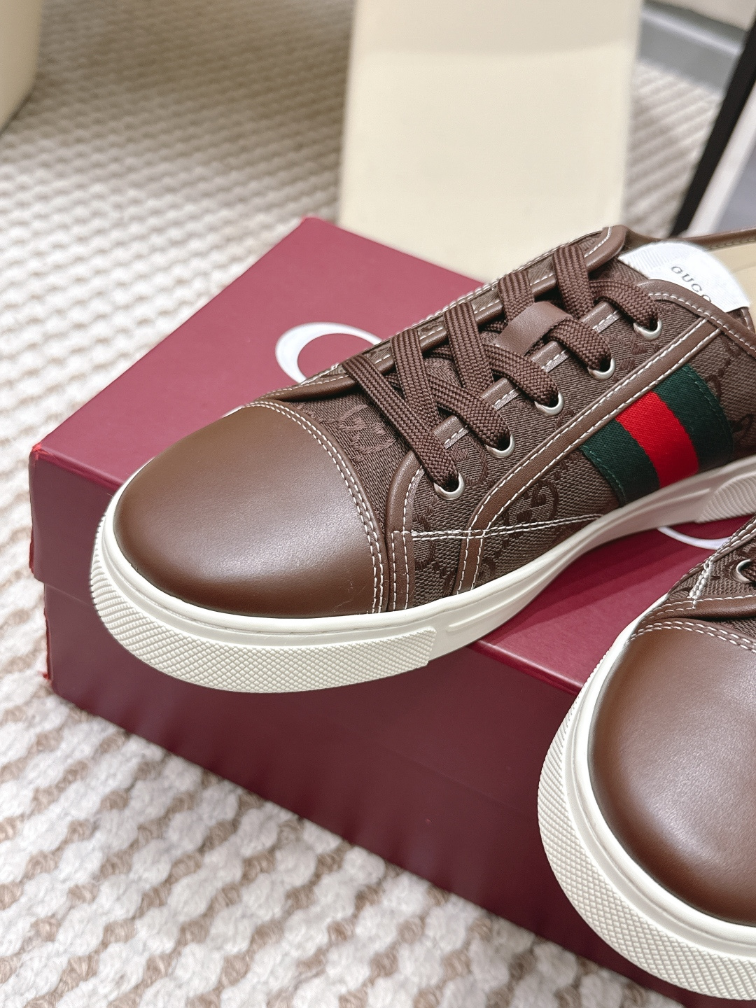 Gucci Style White Leather Women's Shoes style reference detail image 8 from source 784633