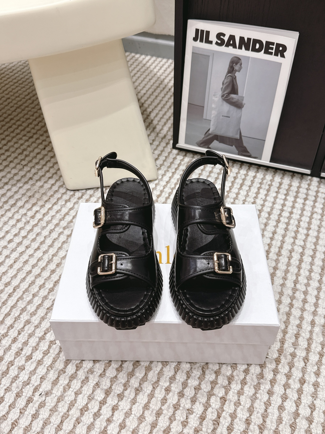 NO:781305,Purchasing agent Chloé classic platform shoes 26 styles of empty back sandals Fall in love at a glance｜Chloé classic platform shoes, timeless fashion Who can resist a pair of sweet and cool platform shoes!  This wave of Chloé directly touches the aesthetic. The iconic zigzag shoe edges are self-recognizable, and the hand-stitched details are full of details. The milky white model is clean and neat, and paired with a denim skirt, it is effortlessly French chic; the pink and white color matching is gentle and girly, and it is super atmospheric when paired with dresses and wide-leg pants in spring and summer. The petite sisters are ecstatically growing in height, quietly elongating the proportions, and turning heads every day when out on the street. Size  35-39 (40 customized, non-refundable), sandals, chloe, sandals, skirts19860909代购级 Chloé经典厚底鞋26款后空凉鞋 一眼沦陷｜Chloé经典厚底鞋,永不过时的时髦 谁能拒绝一双又甜又酷的厚底鞋啊！Chloé这波直接戳中审美 标志性的锯齿鞋边自带辨识度,手工缝线细节拉满,精致感拿捏得死死的. 奶白款干净利落,搭配牛仔半裙就是毫不费力的法式chic；粉白拼色温柔又少女,春夏配连衣裙、阔腿裤都超有氛围感. 小个子姐妹狂喜的增高幅度,悄悄拉长比例,日常出街回头率满分 Size 35-39（40定做不退换）,凉鞋,chloe,sandals,skirts,Women's Shoes