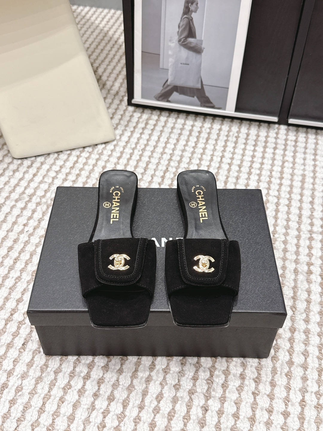 Женские шлепанцы бархатные с золотым декором Chanel
