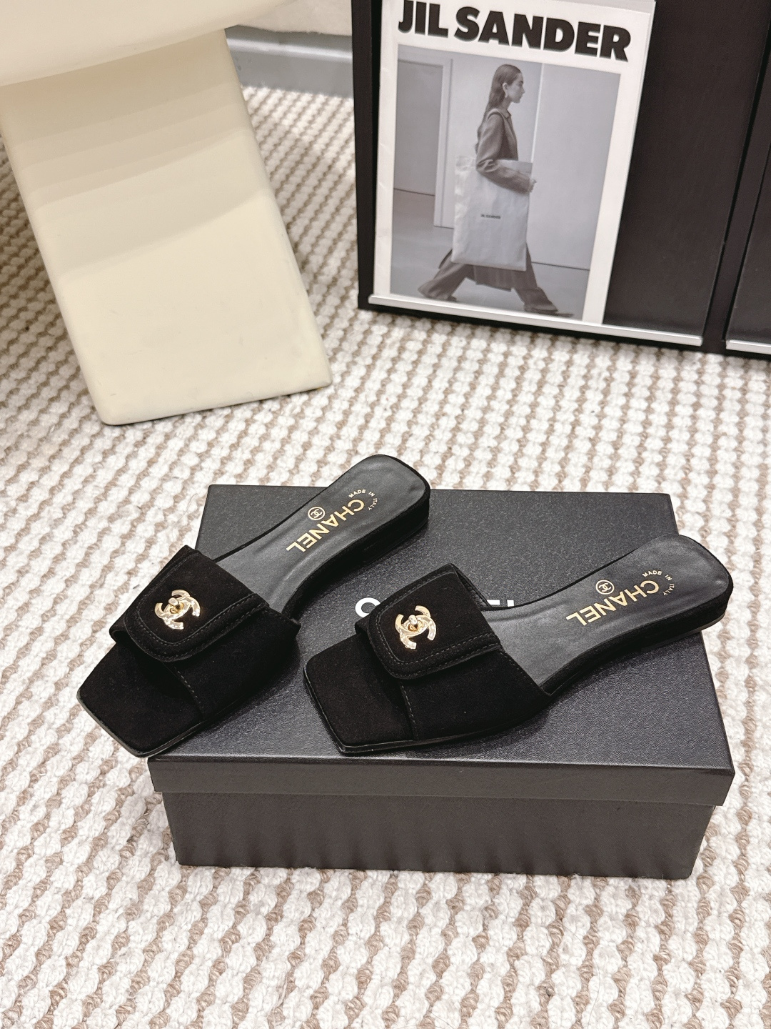 Женские шлепанцы бархатные с золотым декором Chanel