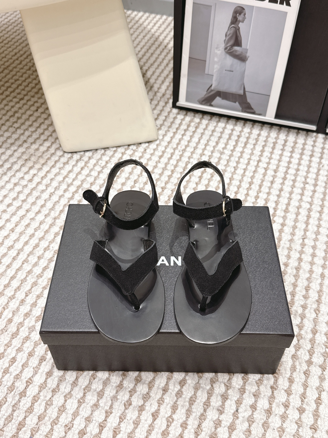 NO:782261,Purchasing-grade CHANEL 26P suede, calfskin, thong buckle, one-strap sandals, 2cm women's model. Chanel's flip-flop sandals are made of fabric upper + metal buckle, simple and detailed. The flat-bottom design is super comfortable for daily wear, light and breathable, and is versatile with skirts or casual pants in summer!  The soles are made of genuine leather, which can be easily used for commuting and vacation~ Size 35-39 (40.41 custom-made and non-refundable), split-toe shoes, chanel, chanel, sandals, skirts, cowhide, chamois leather19860909代购级 CHANEL香奈儿 26P 麂皮 小牛皮 夹趾搭扣 一字带凉鞋 2cm 女款 Chanel这款人字拖凉鞋,采用织物鞋面+金属扣带,简约又有细节感.平底设计,日常穿超舒适,轻便透气,夏天搭裙装或休闲裤都很百搭！鞋底是真皮材质,通勤、度假都能轻松驾驭～ Size 35-39（40.41定做不退换）,分趾鞋,chanel,chanel,sandals,skirts,cowhide,chamois leather,Women's Shoes