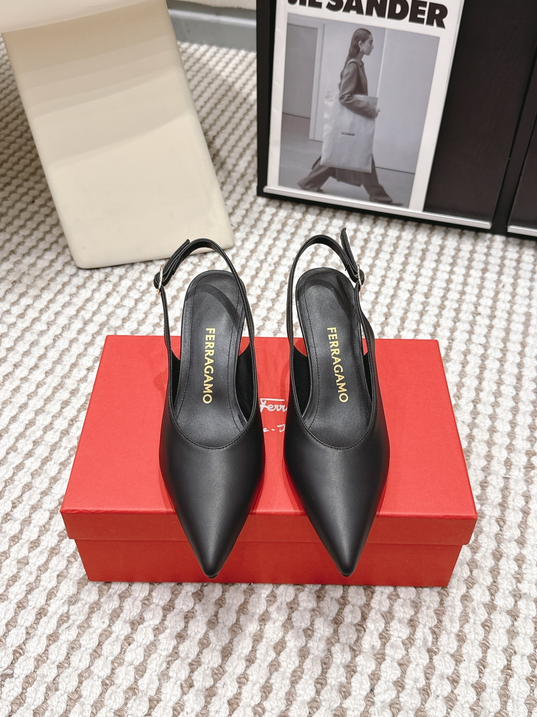 NO:781296,Purchasing agent level 281 Sandals Ferragam*·26s Spring and Summer New Pointed Cat Heel Candy Color Sandals  The pointed line of this pair of shoes is not aggressively sharp, but a well-controlled restraint, like an old letter with neat handwriting and sealing with lacquer. The arc slowly extends from the instep to the toe, forming a just-right blank space, hiding all the unfinished words in that line.  In the slender silhouette, the low cat heel on the heel made a crisp and sure 'click' sound when it landed on the floor. It was not noisy, but it was enough to create an elegant ripple in the silence - like the last period of an old typewriter, clear, light, and with an indisputable signature.  The temperament of the whole pair of shoes is that of the light at three o'clock in the afternoon in the study. It is not responsible for lighting up the whole room, but only focuses on reflecting the slowly floating dust in the air, sewing a kind of intellectual laziness and elegant leisure into the steps. Material: cowhide, lining, sheep lining, outsole, genuine leather outsole imported from Italy, shoe size 35-39/40, custom-made, non-refundable, semi-high heels, ferragamo, sandals, high  heels,slippers,cowhide,Leather soles19860909代购级281 凉鞋 Ferragam*·26s 春夏新款 尖头猫跟糖果色凉拖鞋 这双鞋的尖头线条,并非咄咄逼人的锐利,而是一种收束得当的克制,像一封字迹工整、火漆封缄的旧日书信.弧度从脚背缓缓延展至足尖,形成一段恰到好处的留白,将未尽的言语都藏进了那道纤细的轮廓里.后跟那枚低矮的猫跟,落在地板上是清脆而笃定的“嗒”声,不喧嚣,却足以在寂静中划开一道优雅的涟漪——像旧时打字机敲下最后一个句点,明确、轻盈,带着不容置辩的落款. 整双鞋的气质,是书房里午后三点的光.不负责照亮整间屋子,只专注于映出空气中缓慢浮游的尘埃,将一种智性的慵懒与考究的闲适,缝进了步履之间. 材质牛皮 内里羊里 大底意大利进口真皮大底 鞋码35-39/40定制不退换,半拖高跟鞋,ferragamo,sandals,high heels,slippers,cowhide,Leather soles,Women's Shoes