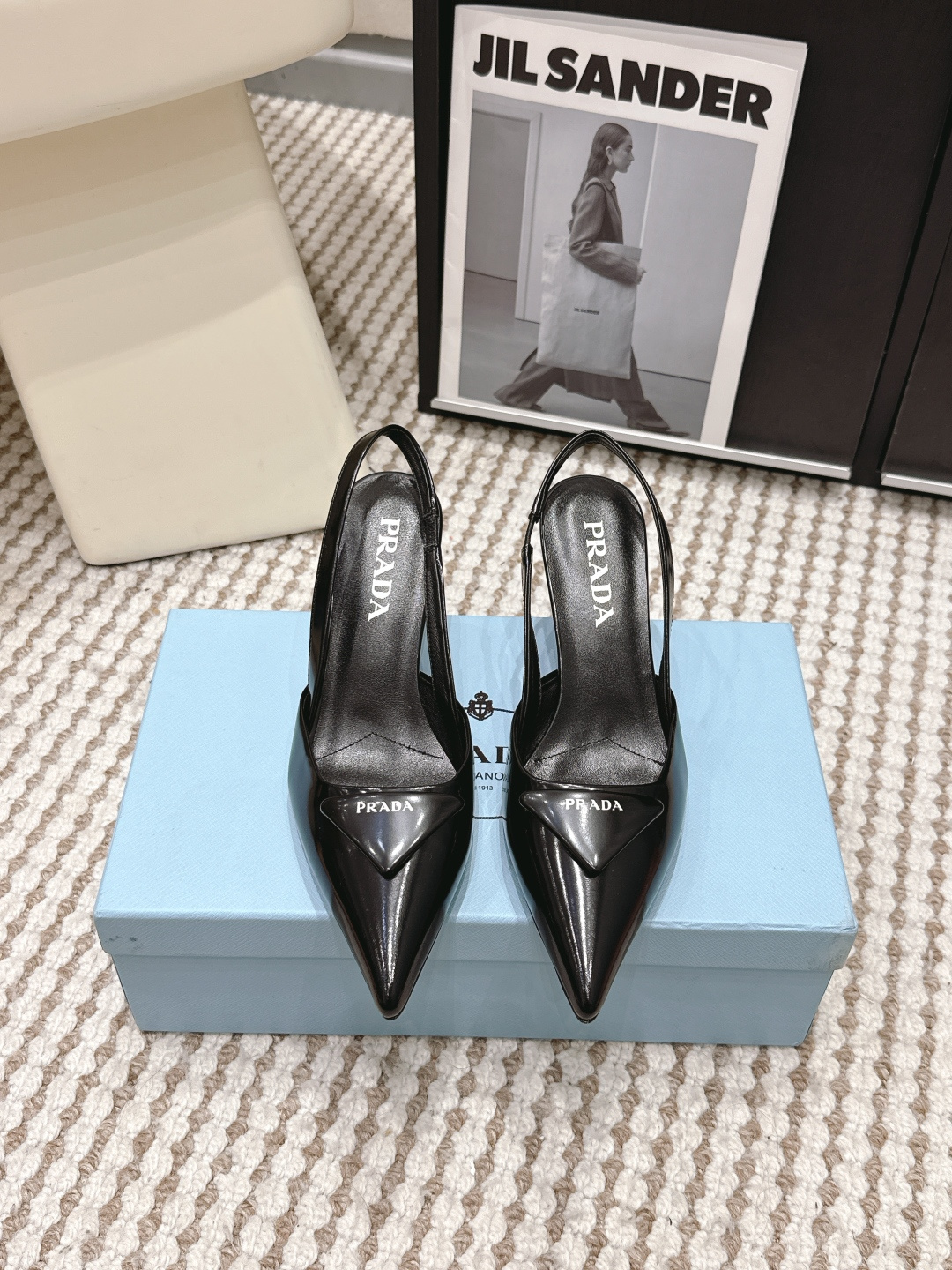 NO:781289,Purchasing agent PRAD*·26s spring and summer new pointed toe cat heel triangle logo high heels  这双鞋像是一道被精确计算的几何公式——尖头的锐利从脚趾向前延伸,后空的构造在脚跟处划出一道弧线,猫跟在后方轻轻挑起,三个元素在空间中构成了一个稳定的三角形,却在视觉上制造出一种随时会滑落的危险美感.不试图讨好所有人的审美,而是用克制的裸露与锋利的线条,完成了一次关于性感的精准表达.  尖头的轮廓是整双鞋的视觉起点.以一种近乎侵略性的姿态向前延伸,像是为双腿画出一道无限拉长的视觉轴线,让身形在无意间被拔高、被收窄.鞋头的角度经过精心计算——不是那种咄咄逼人的尖锐,而是带着一丝柔和的收束,像是铅笔素描中被轻轻擦淡的线条,既有存在感,又不至于过于锋利. 材质漆皮 内里羊里 大底意大利进口真皮大底 Shoe sizes 35-39/40 are customized and non-refundable, high heels and sandals, prada, sandals, high heels, Leather soles19860909代购级 PRAD*·26s 春夏新款 尖头猫跟三角标高跟鞋 这双鞋像是一道被精确计算的几何公式——尖头的锐利从脚趾向前延伸,后空的构造在脚跟处划出一道弧线,猫跟在后方轻轻挑起,三个元素在空间中构成了一个稳定的三角形,却在视觉上制造出一种随时会滑落的危险美感.不试图讨好所有人的审美,而是用克制的裸露与锋利的线条,完成了一次关于性感的精准表达. 尖头的轮廓是整双鞋的视觉起点.以一种近乎侵略性的姿态向前延伸,像是为双腿画出一道无限拉长的视觉轴线,让身形在无意间被拔高、被收窄.鞋头的角度经过精心计算——不是那种咄咄逼人的尖锐,而是带着一丝柔和的收束,像是铅笔素描中被轻轻擦淡的线条,既有存在感,又不至于过于锋利. 材质漆皮 内里羊里 大底意大利进口真皮大底 鞋码35-39/40定制不退换,高跟鞋凉鞋,prada,sandals,high heels,Leather soles,Women's Shoes