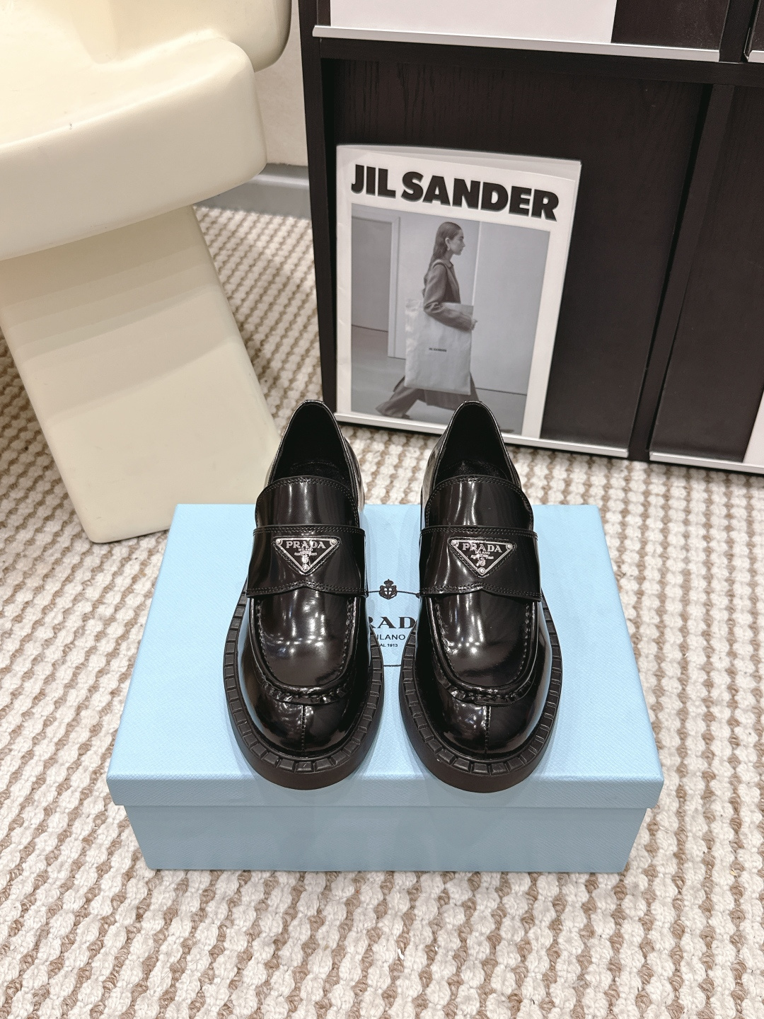 NO:781283,Purchasing agent Prad*·26s early autumn hot product, top version of British style thick-soled loafers, hold on!  !  These loafers are really huge and show off your slender legs!  It’s really easy to wear, super versatile and high-end, and the texture is also very good!  !  It feels very light on your feet and doesn’t tire your feet at all!  I love it so much. My feet won’t look short or bloated when I wear it in autumn and winter!  !  Small people can really do it with their eyes closed, which makes them taller and versatile!  It’s great to wear no matter what season!  Great for shaping your legs!  Love it fiercely!  Material open edge beads, inner cowhide lining, foot pads, rubber outsole, size 35-39/40.41 customized, loafers, prada, loafers, cowhide19860909代购级 Prad*·26s早秋爆品 顶级版本 英伦风厚底乐福鞋 码住！！这双乐福鞋真的巨巨巨显腿细长！ 真的非常好穿 超级百搭而且很高级 质感也非常好！！脚感非常轻盈一点都不累脚！好喜欢好爱啊 秋冬穿上脚不会显矮显臃肿了！！小个子真的可以闭眼冲冲冲 增高又百搭！不管什么季节穿都很可！修饰腿型一级棒！狠狠爱住了！ 材质开边珠 内里牛皮内里垫脚 大底橡胶大底 码数35-39/40.41定制,乐福鞋,prada,loafers,cowhide,Women's Shoes