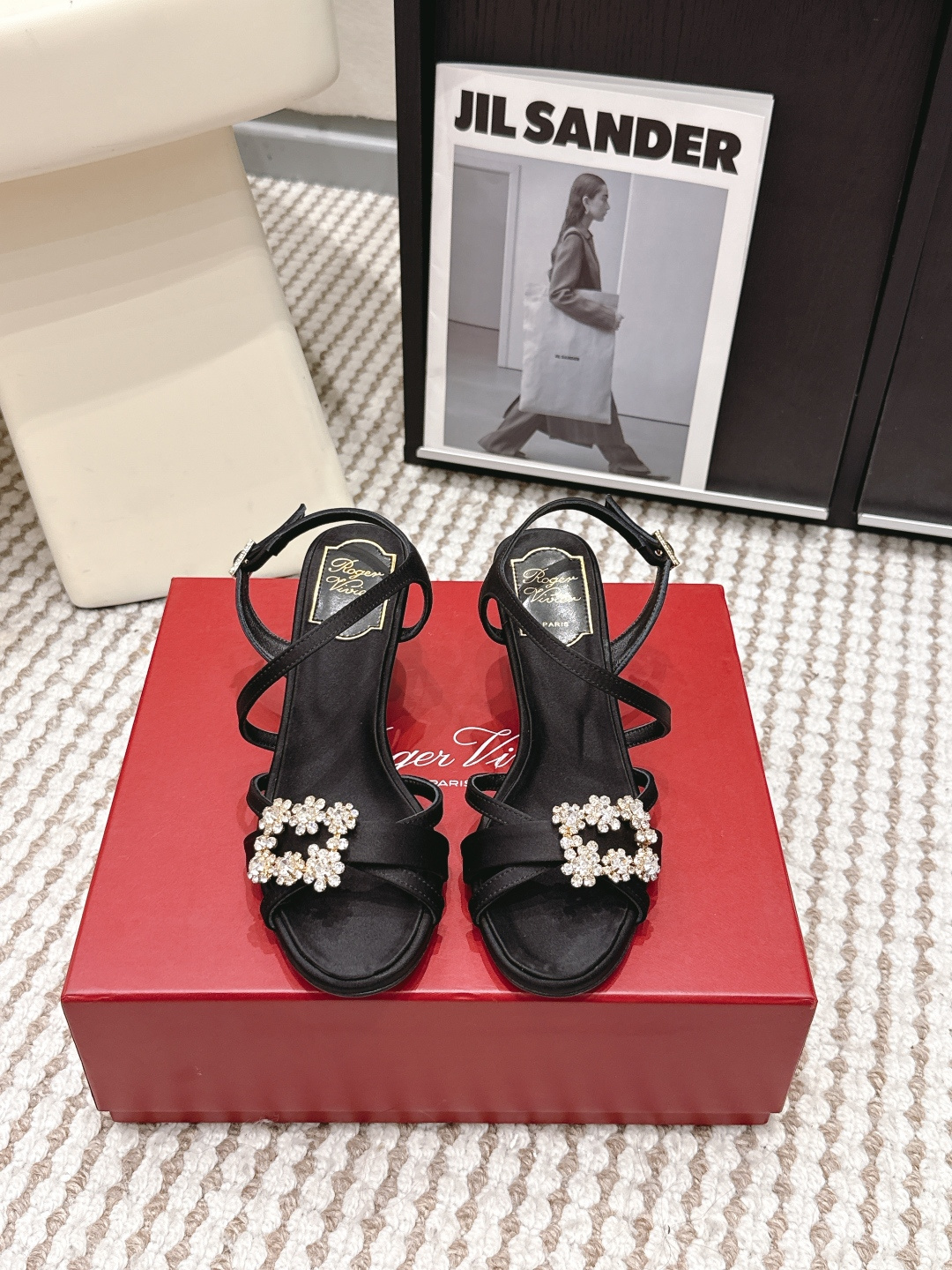 Женские босоножки Roger Vivier с инкрустированной пряжкой