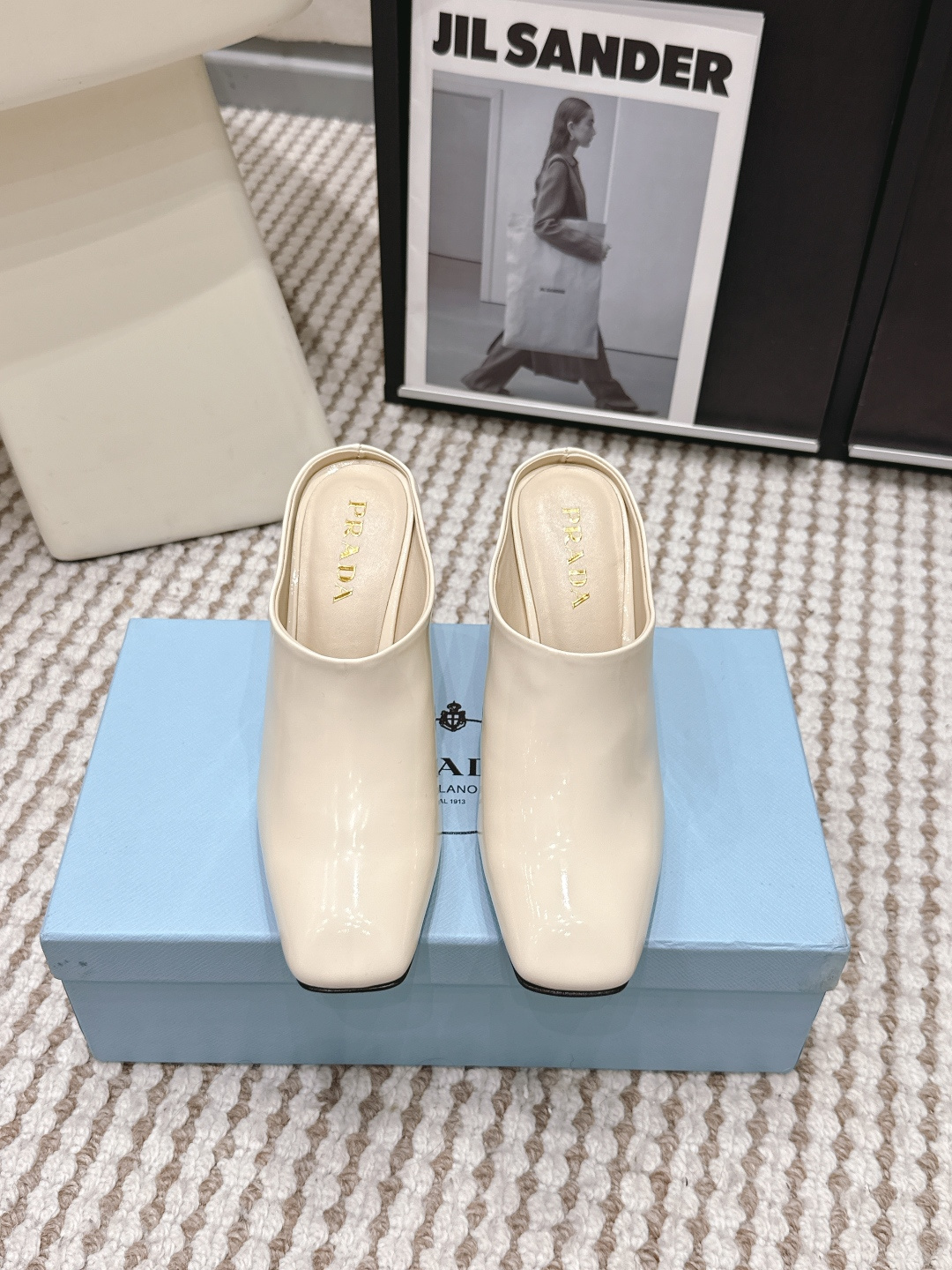 NO:781277,Purchasing agent PRAD*26s new spring and summer style, thick high-heeled patent leather square toe half drag, very eye-catching patent leather texture, split like a mirror!  It has a sonorous and powerful feeling, is super classy on the feet, and has a fashionable style!  Thick high heels are more stable and more suitable for the overall style. The opening of the shoe buckle makes it higher!  It doesn’t matter even if the arch of your foot is high!  On the contrary, it will be more suitable and enough to hold up!  Material patent leather, sheep lining, outsole, genuine leather outsole imported from Italy, shoe size 35-39/40, customized, non-returnable, semi-high heels, prada, high heels, Leather soles19860909代购级 PRAD*26s春夏新款 粗高跟漆皮方头半拖 非常亮眼的漆皮质感,犹如镜面一样割裂！有一种铿锵有力的感觉,上脚超级有气质,时尚潮流款式！粗高跟更稳,也更适合整体的风格,鞋扣开口教高！即使足弓高也没事哒！反而会更适合,足够撑的起来！ 材质漆皮 内里羊里 大底意大利进口真皮大底 鞋码35-39/40定制不退换,半拖高跟鞋,prada,high heels,Leather soles,Women's Shoes