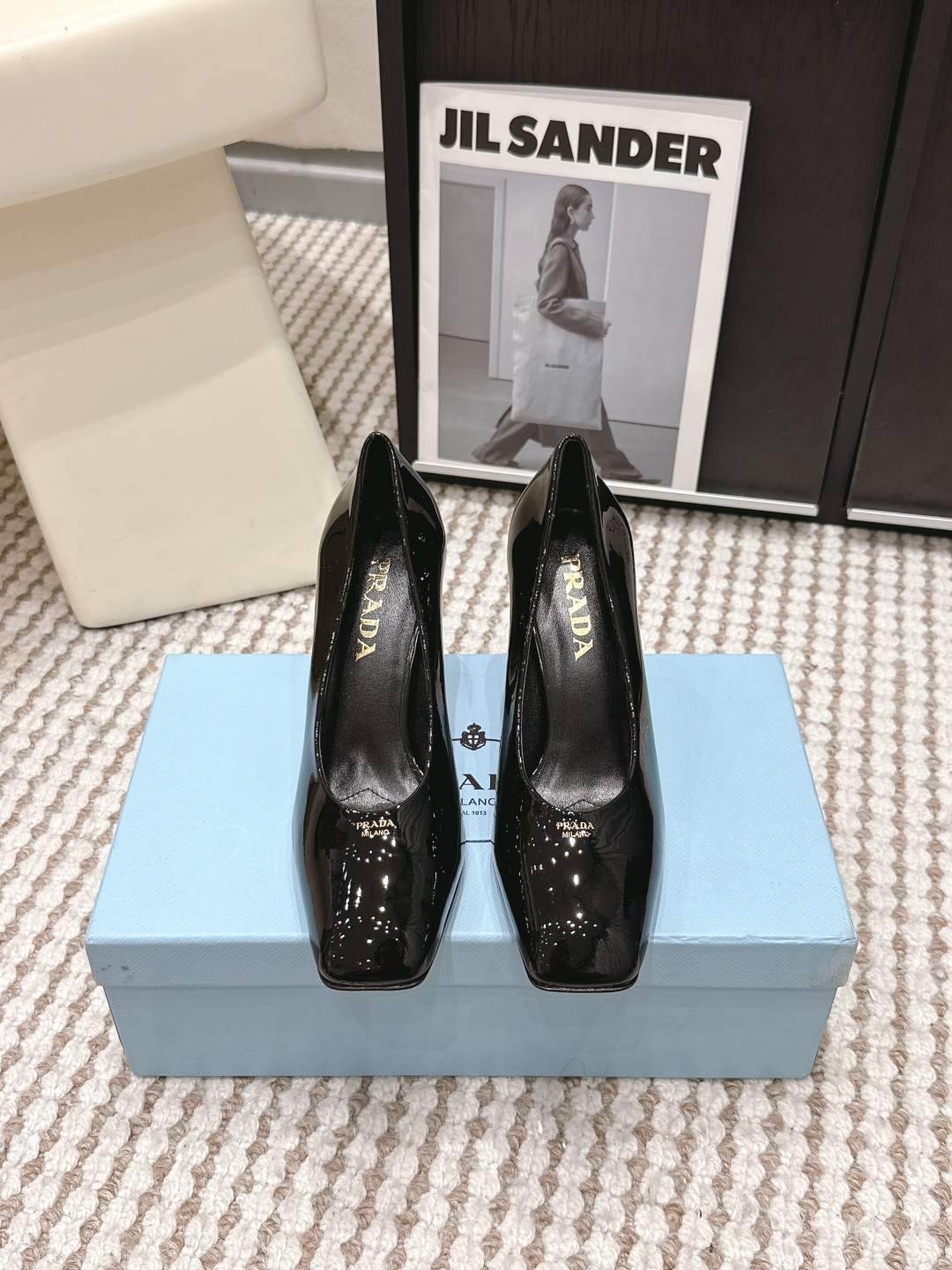 NO:781271,Purchasing agent level Prad*26s show model, the latest square toe patent leather thick heel sandals, the perfect model for the 26s show!  prada square toe patent leather hollow sandals!  It really has a natural and beautiful feeling, and there is a small design on the toe!  Not a rigid square head!  It has a trapezoidal feel, with a hollow design from the arch of the foot to the heel!  There is a heel strap, so you don’t have to worry about it not being able to follow your feet!  Thick heels are more stable!  And I feel that the square toe is suitable for matching with thick heels!  Material: Patent leather, sheep lining, outsole, genuine leather outsole imported from Italy, shoe size 35-39/40, customized, non-refundable, high heels, sandals, prada, sandals, high heels, Leather soles19860909代购级 Prad*26s秀场款 最新款 方头漆皮粗跟凉鞋 26s秀场绝美款！prada方头漆皮镂空凉鞋！真的有一种天然美呆的感觉,鞋头做了一个小设计！不是很死板的方头！有一个梯形的感觉,足弓到后跟是镂空的设计！有后跟带不用担心不跟脚哦！粗跟更稳！而且感觉方方的鞋头就适合搭配粗跟呢！ 材质漆皮 内里羊里 大底意大利进口真皮大底 鞋码35-39/40定制不退换,高跟鞋凉鞋,prada,sandals,high heels,Leather soles,Women's Shoes