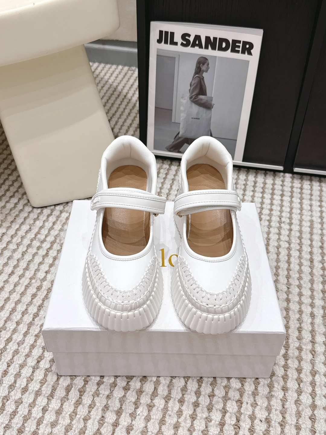 NO:781310,Purchasing level Chlo*·26s new spring and summer super thick sole Mark stitching single buckle Mary Jane is like an enlarged architectural model - the sole is the base, the buckle is the beam, and the upper is the facade. All the proportions have been re-adjusted, but still maintain a certain innocent balance. The thickness of 8 cm is not the kind of height that is carefully hidden, but a magnanimous height, like standing on a step and talking. It does not make you taller, but makes you stand on a high place.  The single buckle is the only decoration of the whole pair of shoes - a wide buckle that stretches across the instep like a belt, with only one round, candy-like button on it. The buckle is not fastened, but hung loosely, and the button is buckled at the bottom.  There is a little margin left on the two buttonholes, as if to say 'I don't need to be so formal.' The upper is clean and has no extra lines, like a piece of cut parchment, and all the attention is attracted to the button and the buckle.  Material: cowhide, sheep lining, soybean TPU outsole, shoe size 35-39/40, customized, non-returnable, Mary Jane, chloe, mary jane, cowhide, sheepskin19860909代购级 Chlo*·26s 春夏新款 超厚底马克缝线单扣带玛丽珍 像一座被放大了的建筑模型——鞋底是基座,扣带是横梁,鞋面是立面,所有的比例都被重新调校过,但依然保持着某种天真的平衡.8厘米的厚度不是那种小心翼翼地隐藏的高度,而是一种坦荡荡的、像站在台阶上说话的高度.不是让你变高,而是让你站在高处. 单扣是整双鞋唯一的装饰——宽宽的、像一条腰带一样横跨在脚背上的扣带,上面只有一颗圆圆的、像糖果一样的扣子.扣带不是系紧的,是松松地搭着,扣子扣在倒数第二个扣眼上,留了一点余量,像在说“我不需要那么正式”.鞋面是干净的、没有多余线条的,像一张被裁切过的羊皮纸,所有的注意力都被那颗扣子和那条扣带吸引过去. 材质牛皮 内里羊里 大豆tpu大底 鞋码35-39/40定制不退换,玛丽珍,chloe,mary jane,cowhide,sheepskin,Women's Shoes