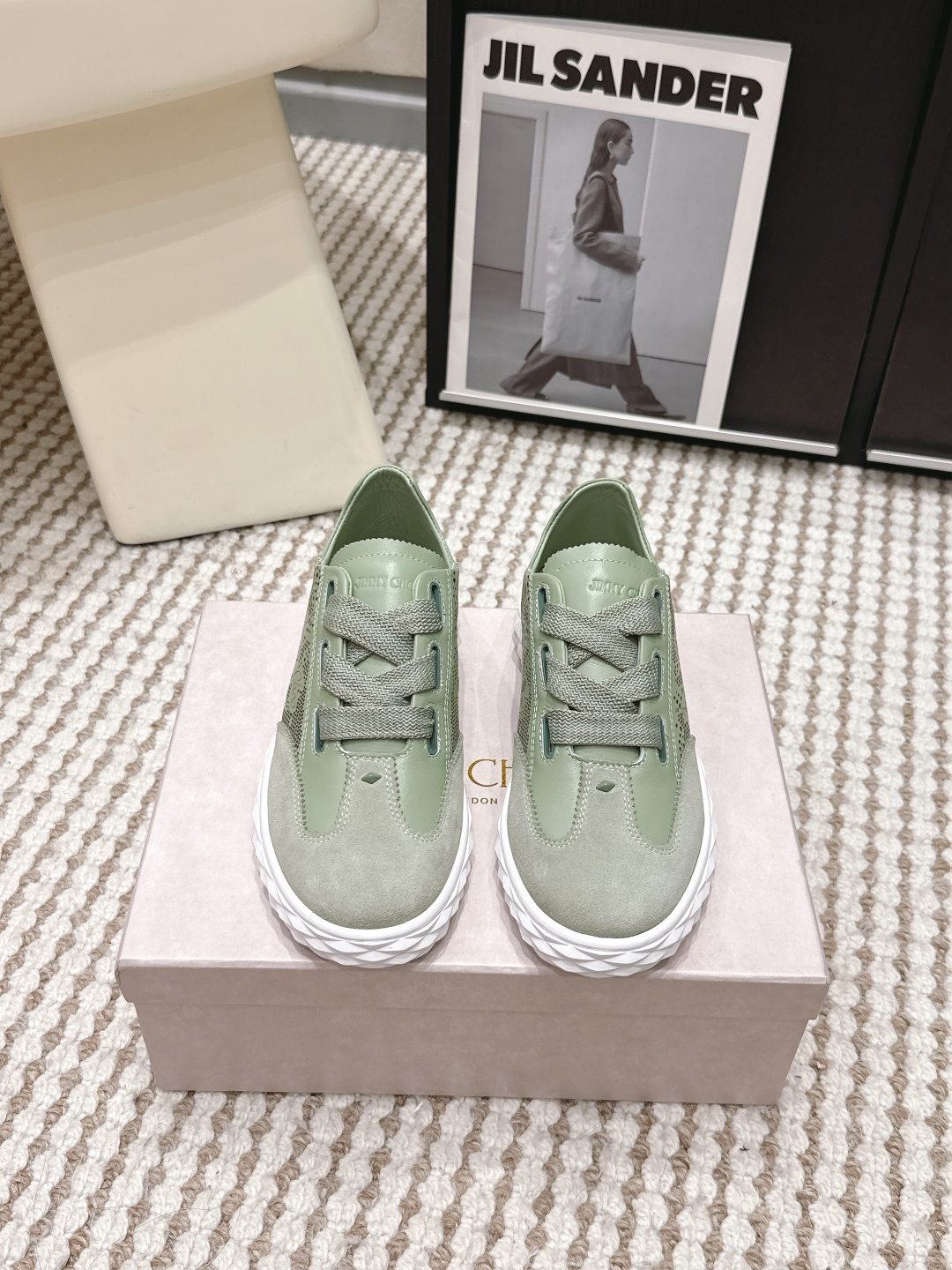 NO:781301,代购级 Jimmy Choo周仰杰 JC最新Diamond Light Flex/F系列 休闲 运动鞋 原版购入开发 做货 这款Diamond Light Flex/F 系列运动鞋是 Diamond 系列运动鞋的功能升级款.采用皮革材质制成,别致鞋底巧妙混搭轻质天然橡胶等不同材质,令鞋身更显轻便灵巧,尽显时尚个性魅力 配送专柜精美包装 面料原版定制进口头层牛皮 内里进口柔软羊皮 The sole is made of original molded non-slip rubber material, sole thickness 2.5CM Size: women's 35-40, casual shoes/sports shoes, jimmy choo, sneakers, cowhide, sheepskin19860909代购级 Jimmy Choo周仰杰 JC最新Diamond Light Flex/F系列 休闲 运动鞋 原版购入开发 做货 这款Diamond Light Flex/F 系列运动鞋是 Diamond 系列运动鞋的功能升级款.采用皮革材质制成,别致鞋底巧妙混搭轻质天然橡胶等不同材质,令鞋身更显轻便灵巧,尽显时尚个性魅力 配送专柜精美包装 面料原版定制进口头层牛皮 内里进口柔软羊皮 鞋底原版开模防滑橡胶材质 底厚2.5CM Size:女款35-40,休闲鞋/运动鞋,jimmy choo,sneakers,cowhide,sheepskin,Women's Shoes