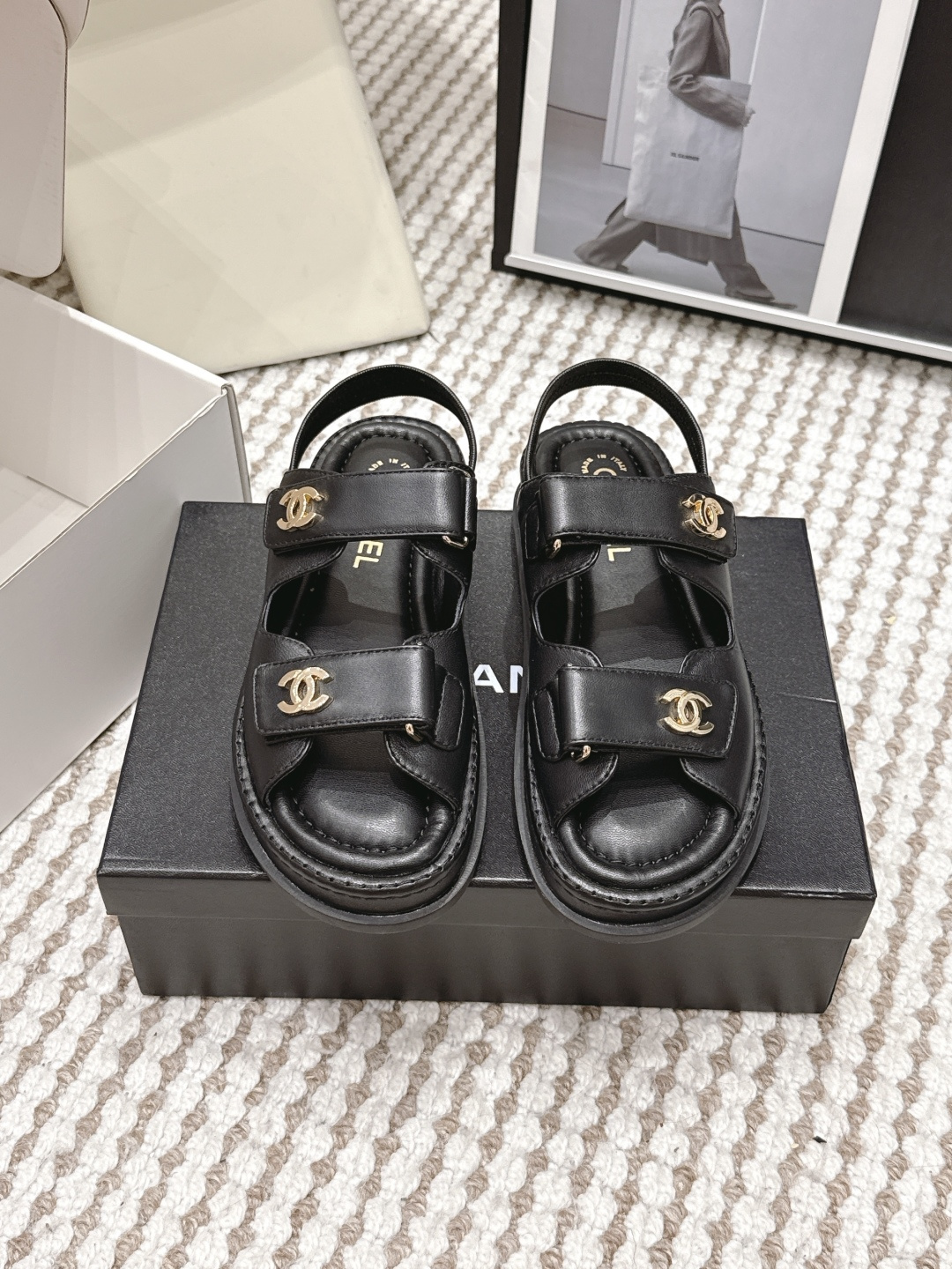 Черные кожаные сабо с золотистыми декоративными пряжками Chanel