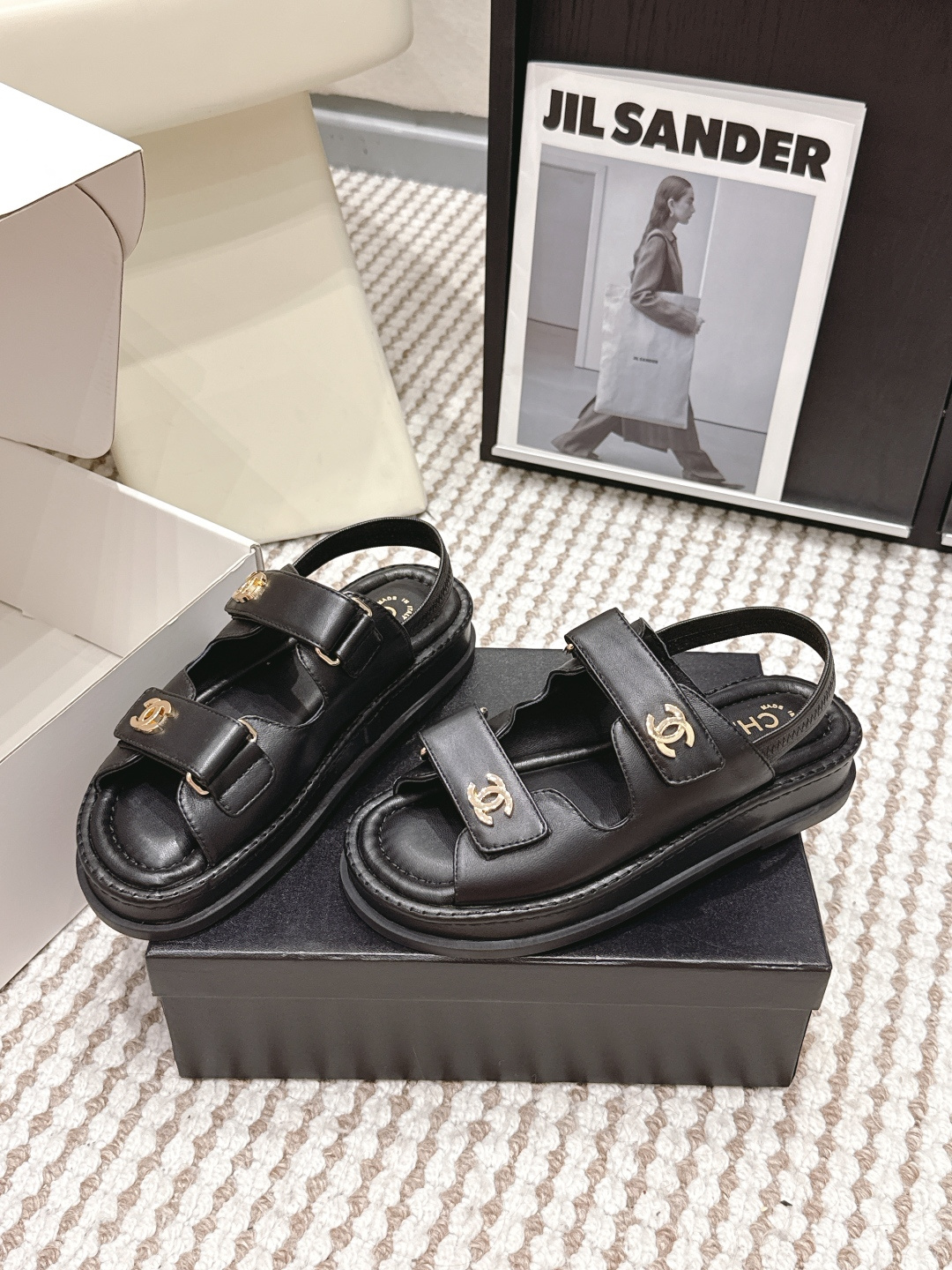 Черные кожаные сабо с золотистыми декоративными пряжками Chanel