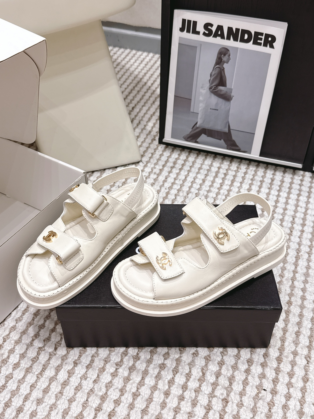 Женские белые кожаные босоножки на толстой подошве с пряжками Chanel