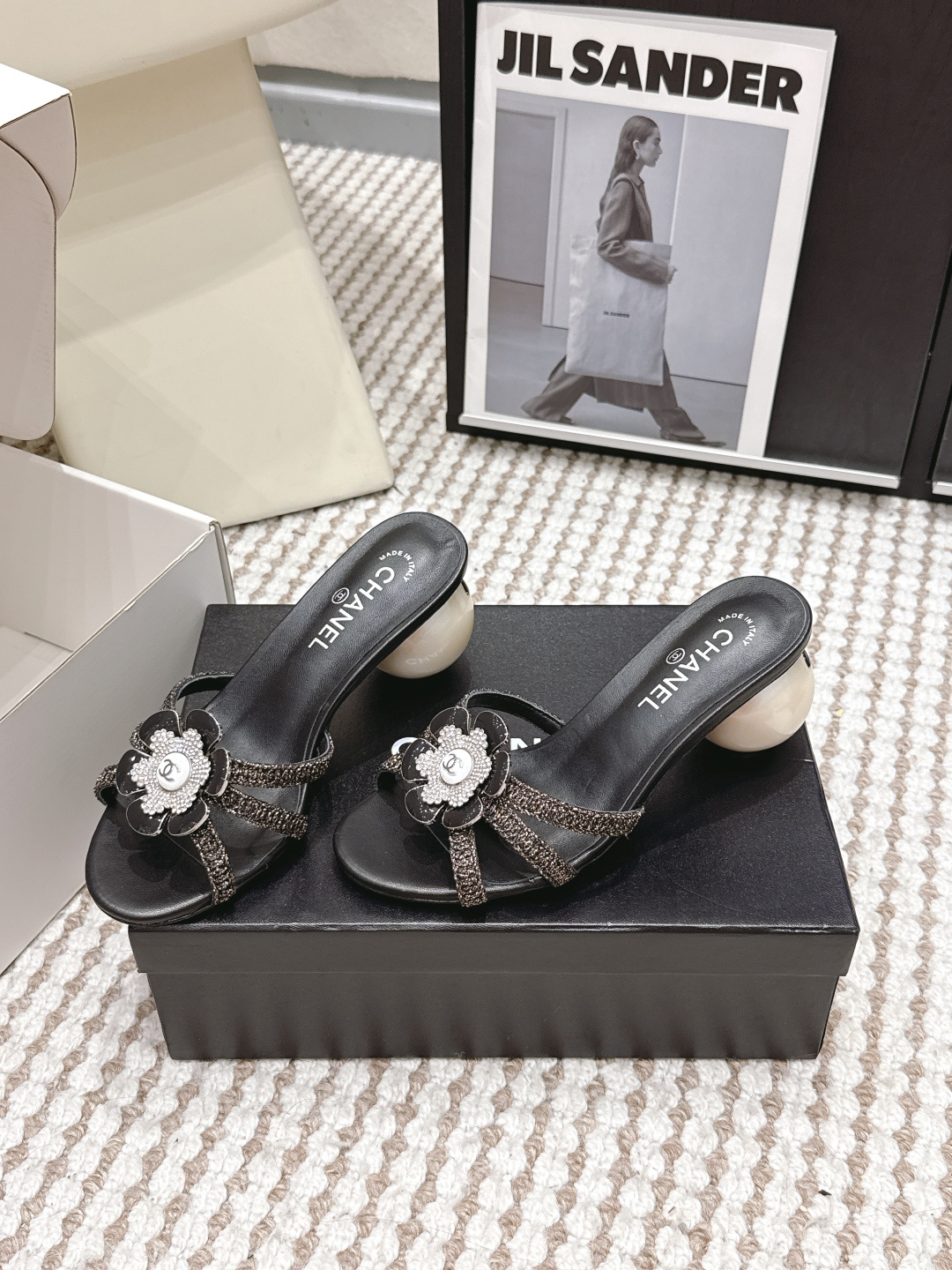 Женские мюли с декоративным цветком и жемчужным каблуком Chanel